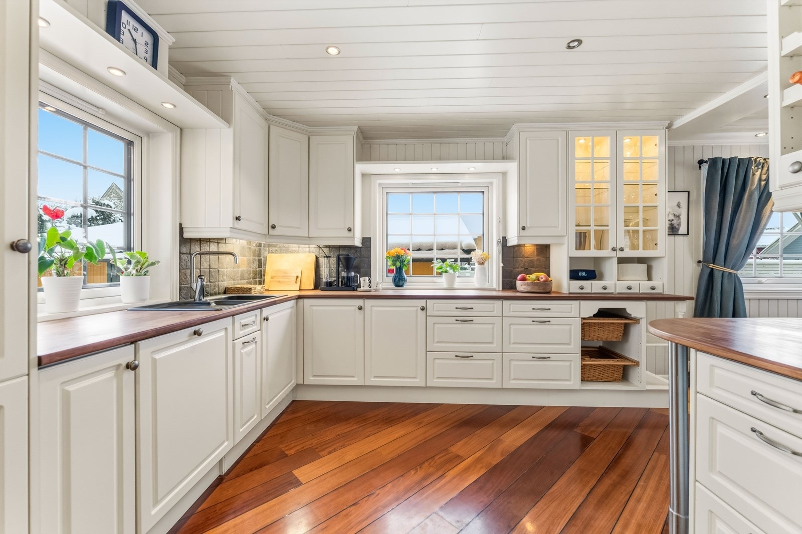 Kjøkkenet er boligens naturlige knutepunkt og har åpen løsning mot både trappegang og stue. Galleribilde