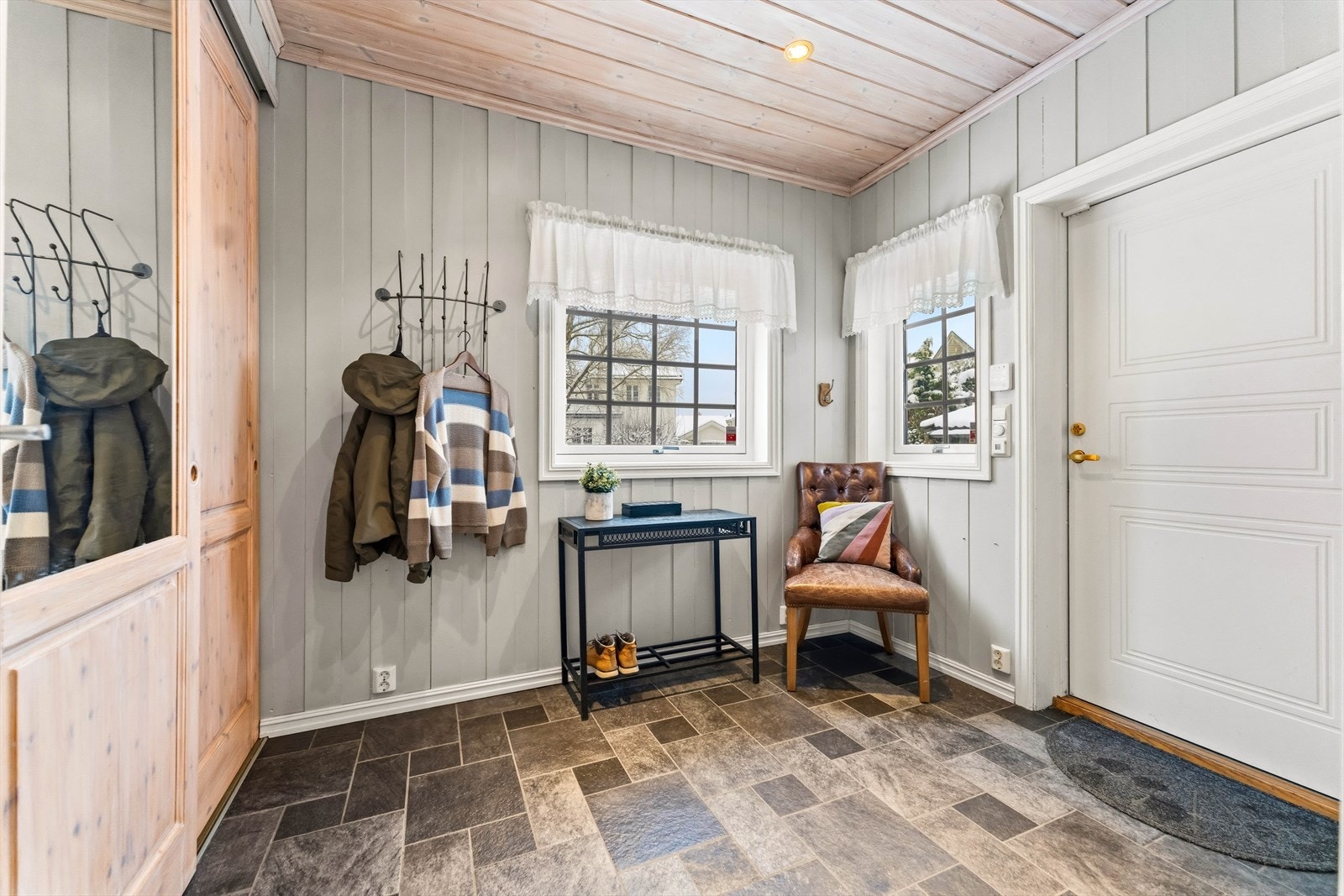 Skyvedørsgarderobe gir gode oppbevaringsmuligheter og bidrar til en ryddig og funksjonell entré. Galleribilde