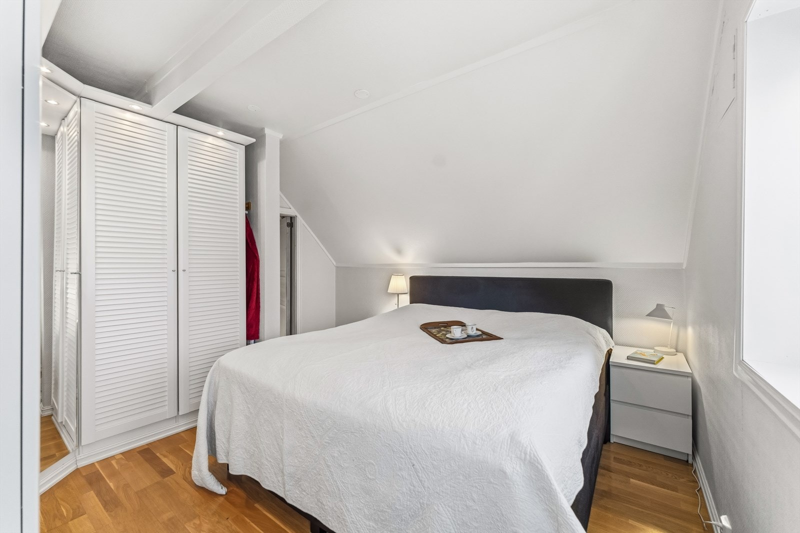 Eneboligen har tre gode soverom i andre etasje, hvorav de to minste har gulvvarme. Galleribilde