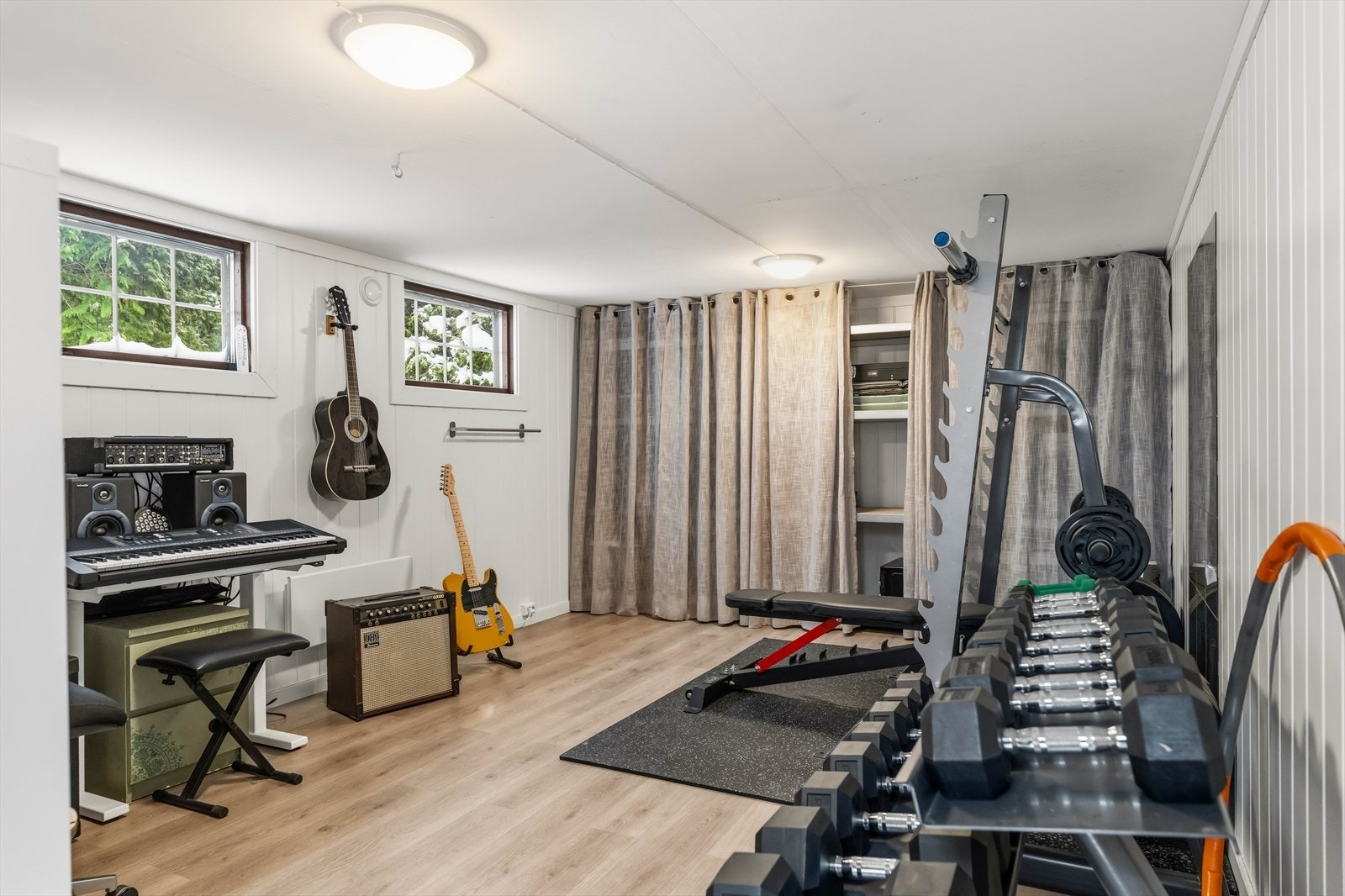 I forbindelse med garasjen har man et innredet isolert rom brukt til trening og lagring. Galleribilde
