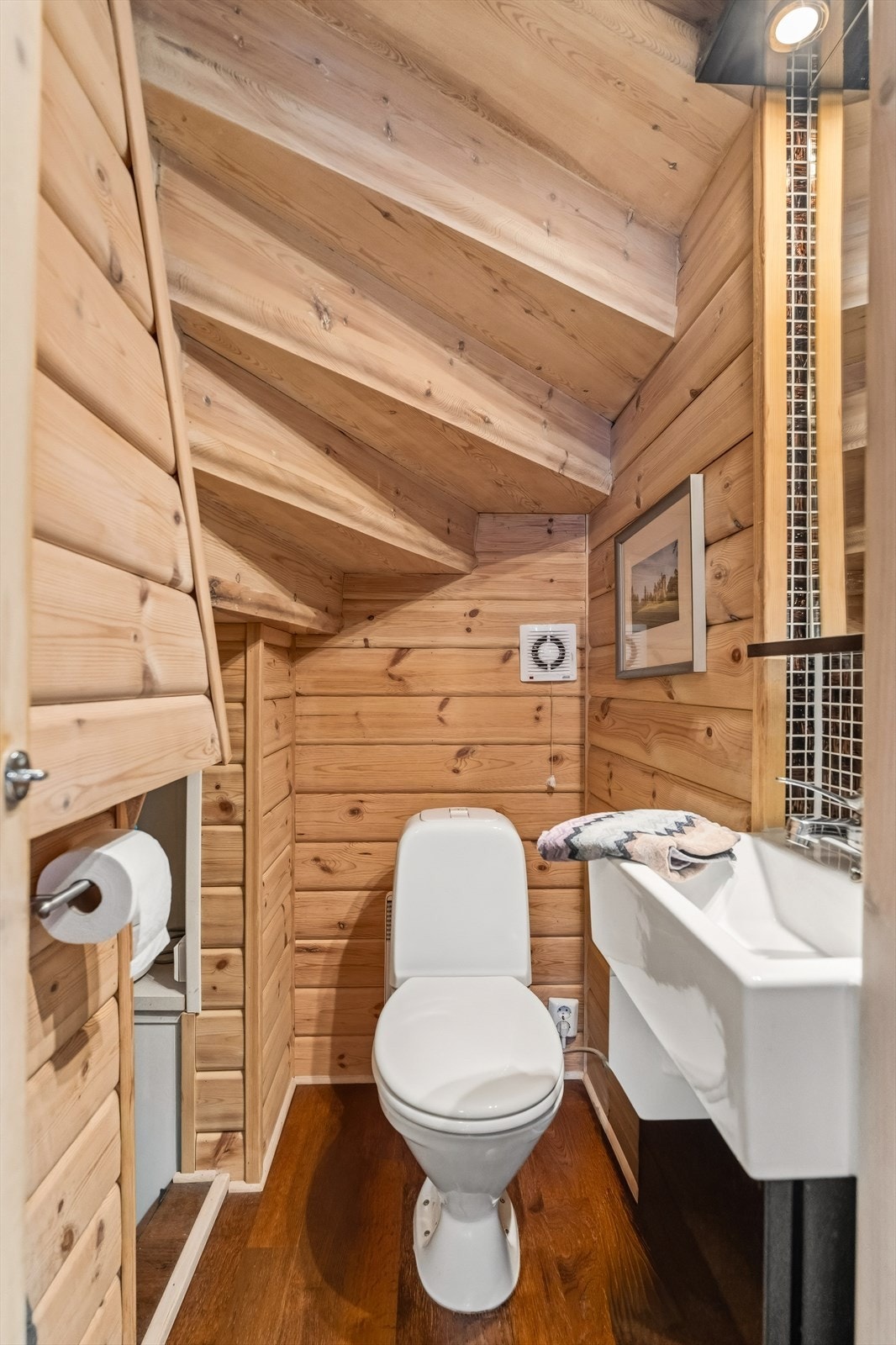 Praktisk separat toalettrom med servantseksjon. Galleribilde