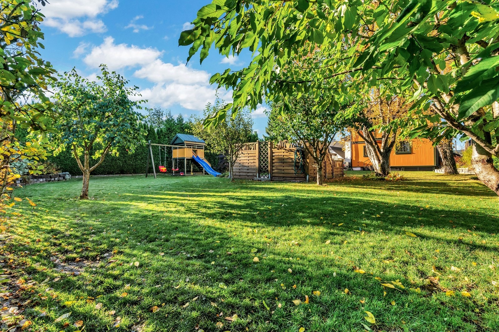 Den flotte hagen gir familien godt med boltreplass til både trampoline og fotballmål. Her har du over 800 kvm med eiet tomt! Galleribilde