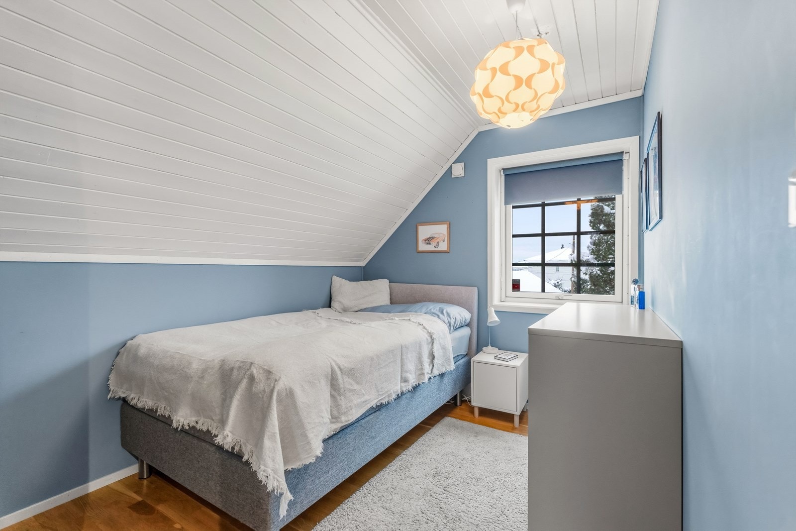 Soverom to er et tidsriktig barnerom av god størrelse. Galleribilde