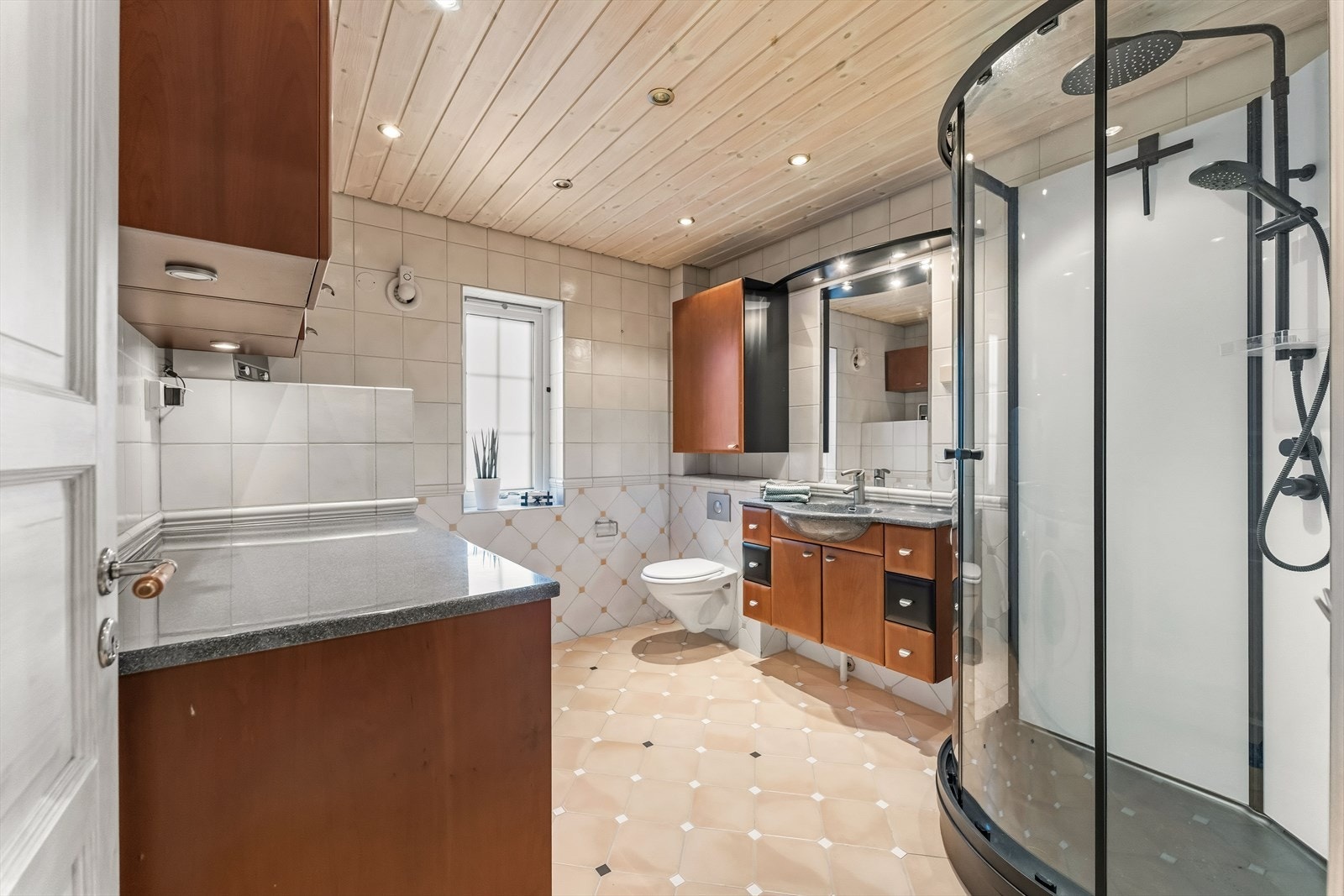 Badet ligger i andre etasje og er utført med fliser i harmonerende farger, gulvvarme og downlights i panelt tak. Galleribilde