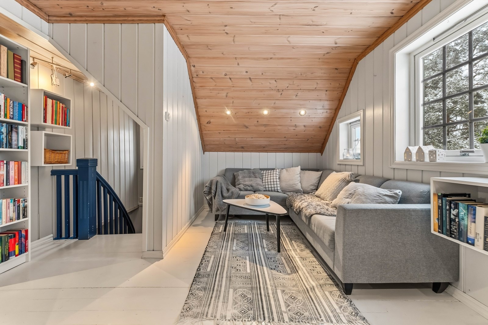 Det er malt tregulv, naturfarget tak, lave knevegger og vindu som gir godt med dagslys. Galleribilde