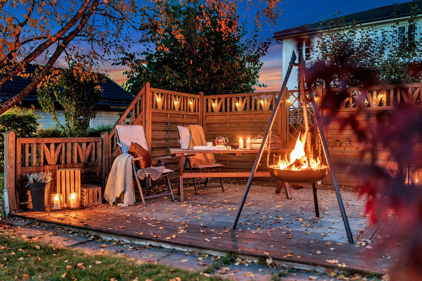 Boligen har en pent opparbeidet tomt med stort hageområde - Din grønne oase midt i Lillestrøm. Galleribilde