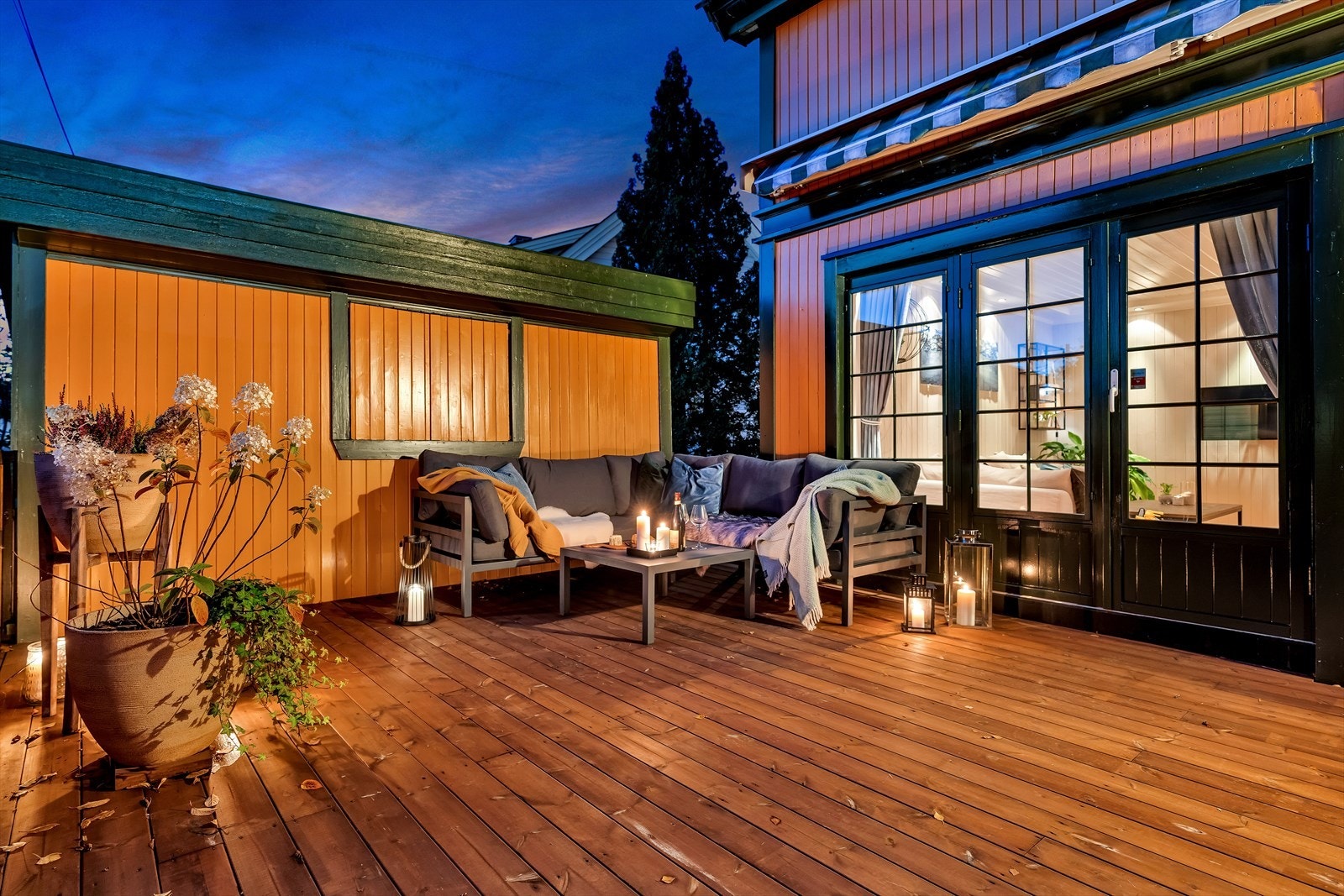 Tilknyttet stuen har man en romslig og privat terrasse med elektrisk markise og skjerming mot naboer. Galleribilde