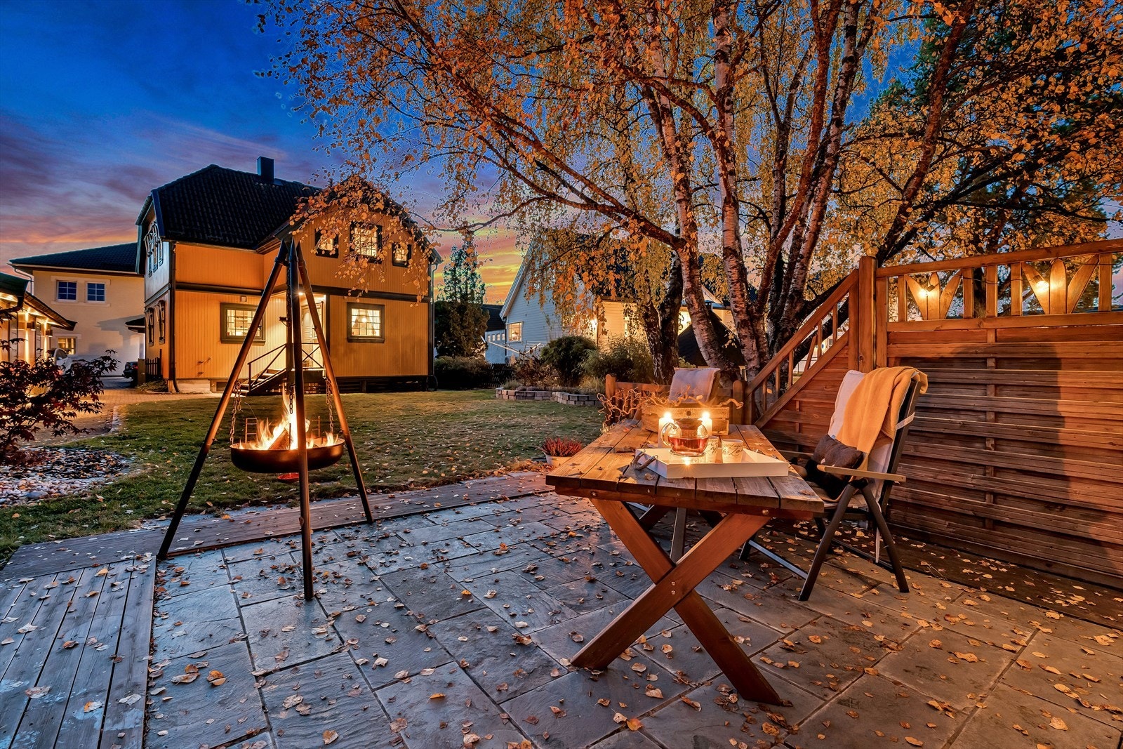 Du ønskes velkommen til en meget sjarmerende og unik enebolig over to etasjer med dobbelgarasje. Galleribilde