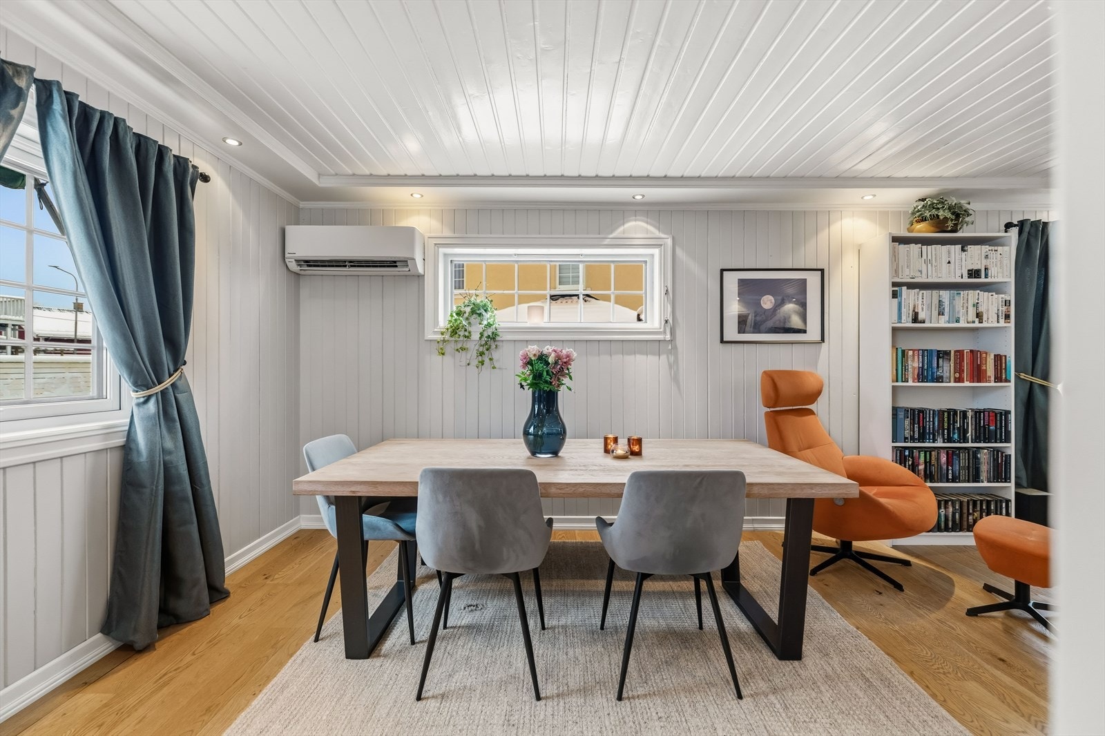 Stuen varmes i tillegg opp av varmepumpe, som har hatt årlig service, og rommet byr på gode soner for både sofa- og spisestuemøblement. Galleribilde