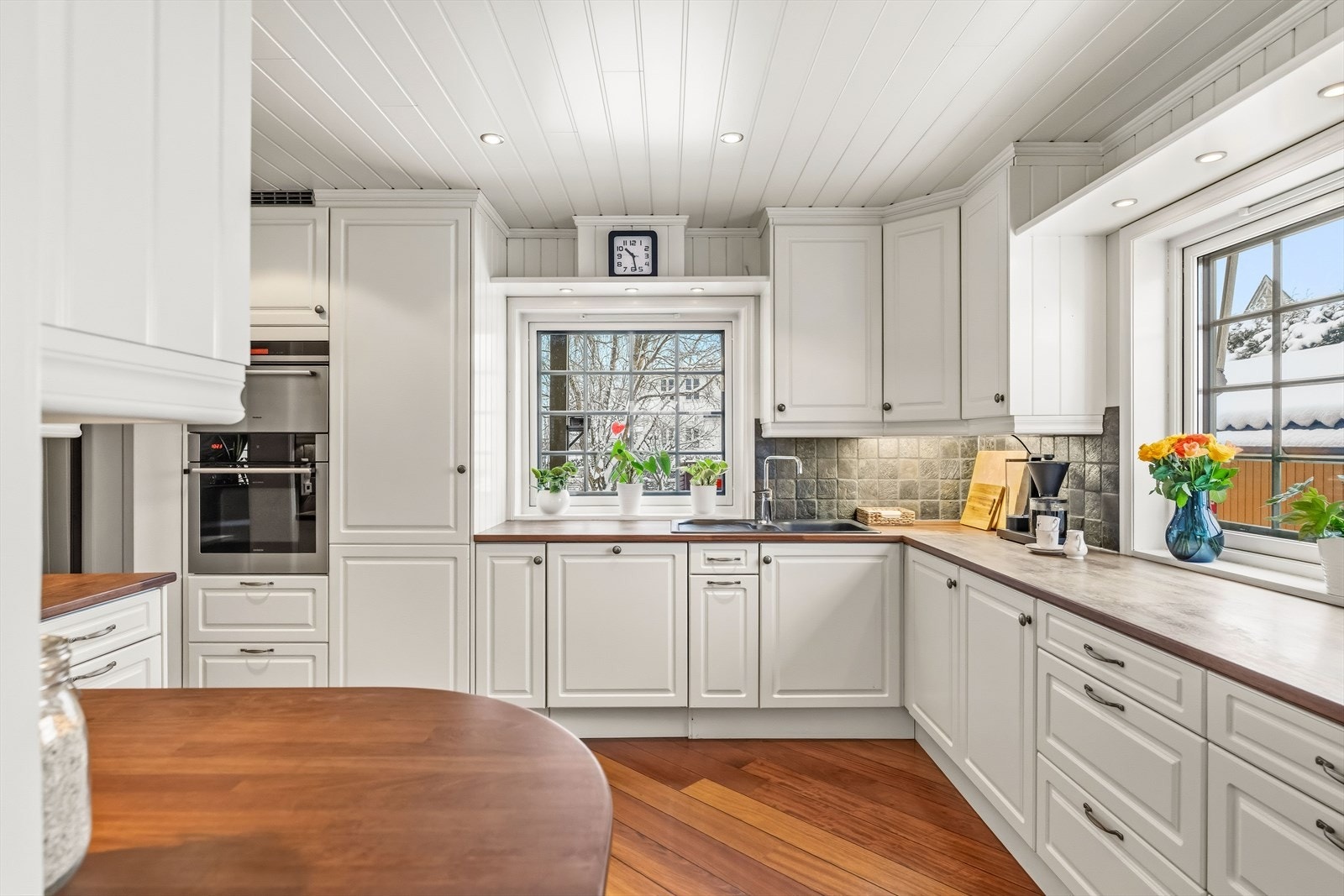 Rommet har skipsgulv med gulvvarme, hvitmalt panel på vegger og downlights i taket. Galleribilde