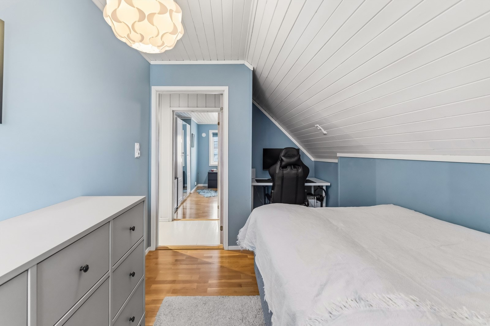 Fine fargevalg og godt med plass til kontorpult og oppbevaring. Galleribilde