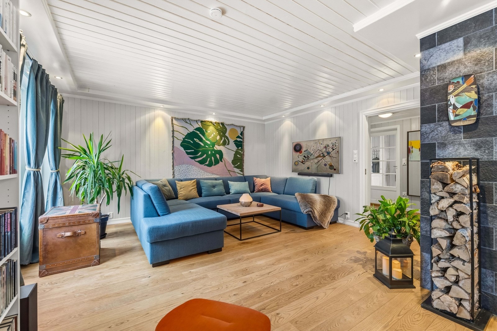 Stuen er av god størrelse og deles naturlig i to soner med sofaområde og spisestue. Galleribilde