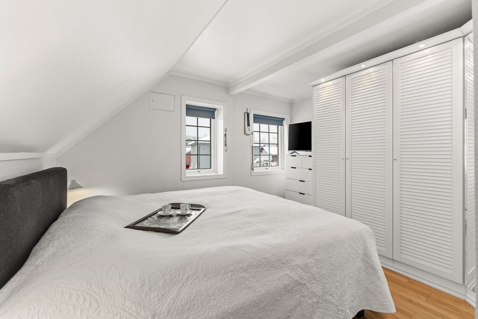 Hovedsoverommet har god plass til dobbeltseng med tilhørende møblement og stor garderobeløsning. Galleribilde