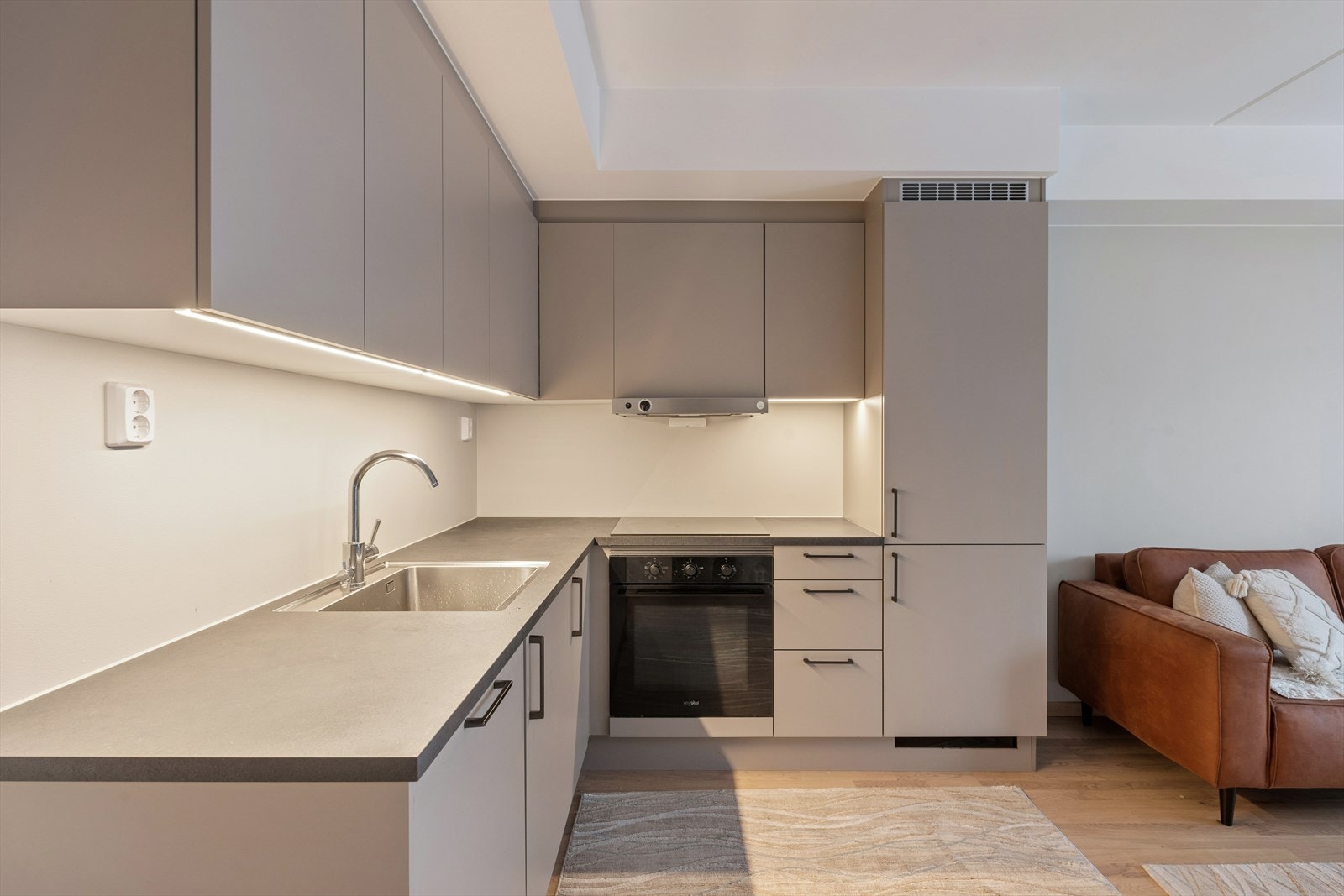 Stilrent kjøkken med god skap- og benkeplass. Galleribilde