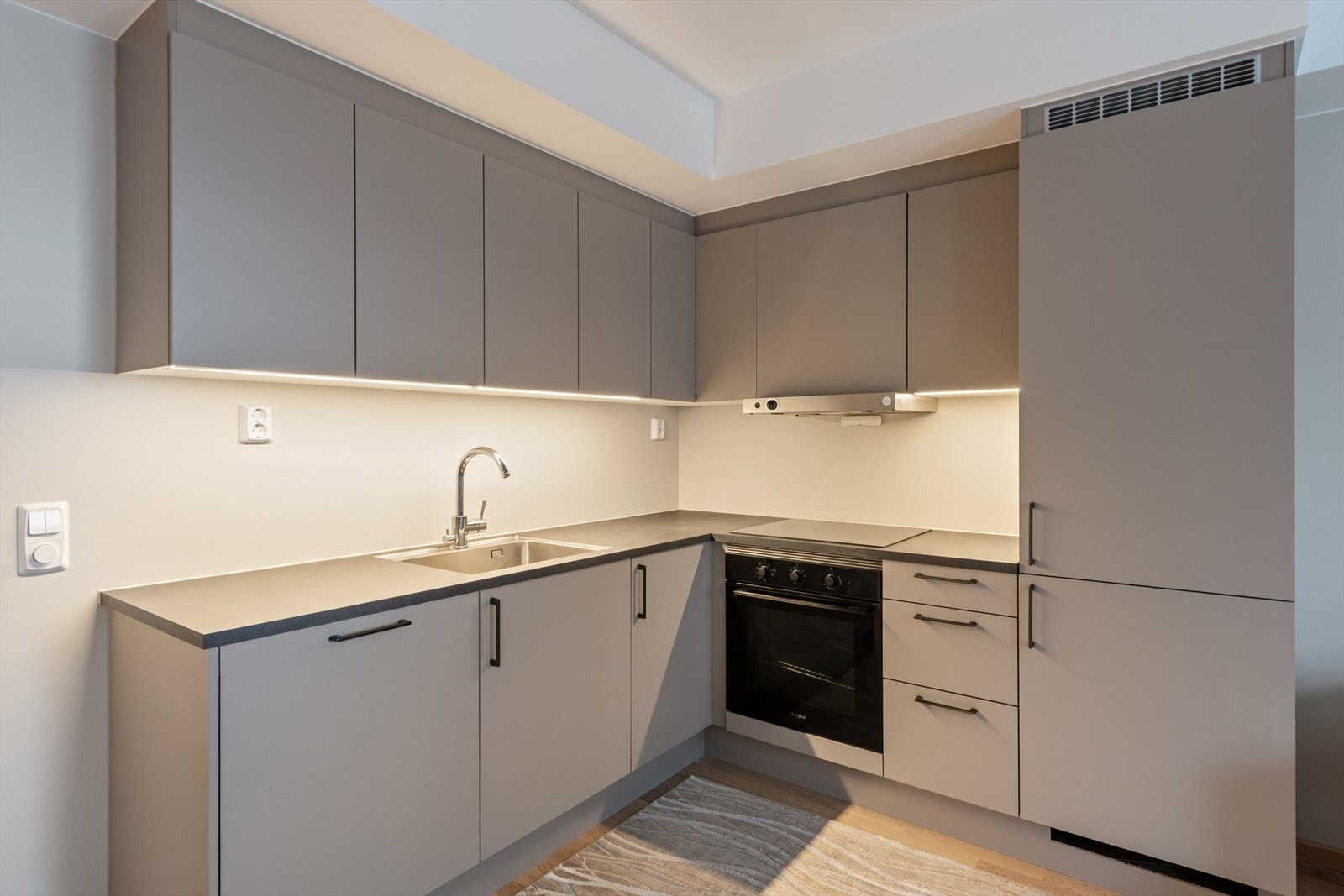 Kjøkkenet er utstyrt med integrerte hvitevarer bestående av platetopp, stekeovn, kjøl/frys og oppvaskmaskin. Galleribilde