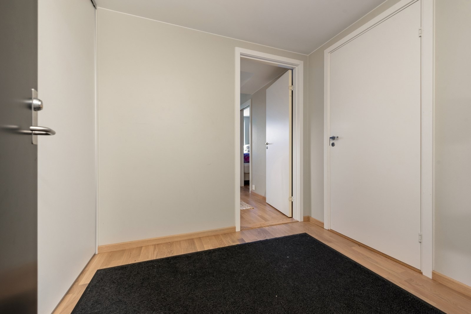 Leiligheten ligger i byggets 5. etasje med enkel adkomst via heis. Galleribilde