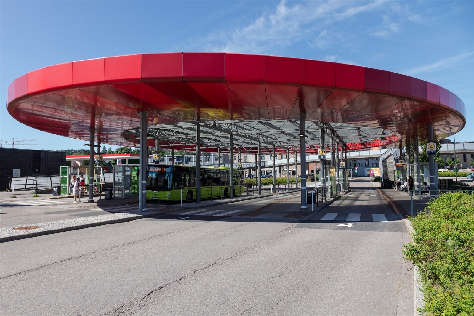 Lørenskog bussterminal med flere bussforbindelser retning Oslo og Lillestrøm. Galleribilde