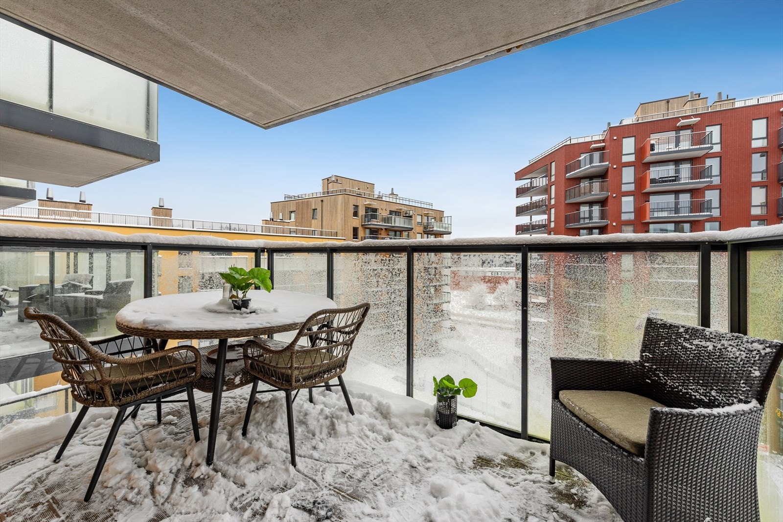 Fra stuen er det utgang til en stor, overbygd og hyggelig balkong som fungerer som en naturlig forlengelse av oppholdsrommet, med plass til sittegruppe og møblement. Galleribilde