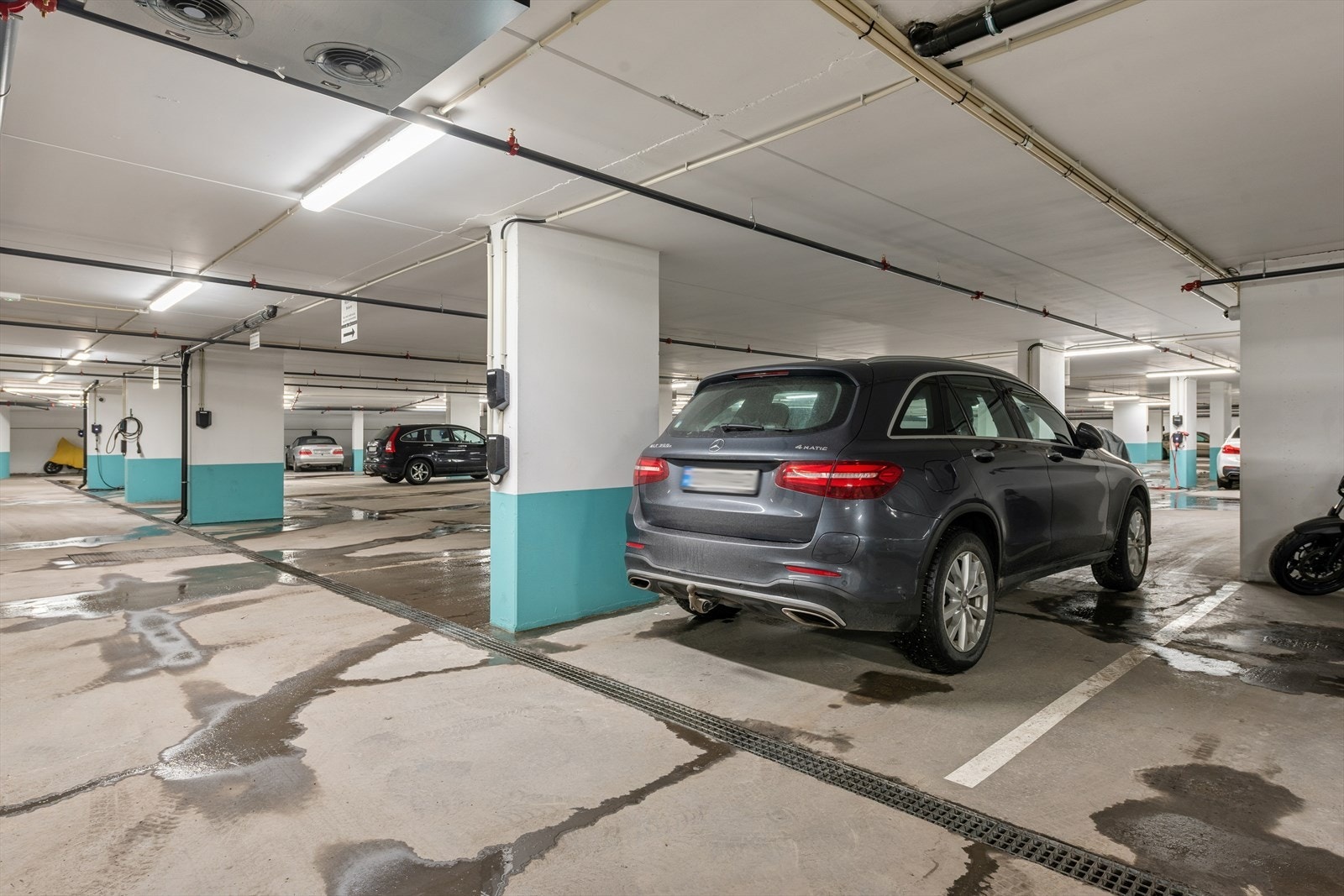 Andelen disponerer en parkeringsplass i felles garasjeanlegg, med mulighet for montering av elbillader dersom ønskelig. Galleribilde