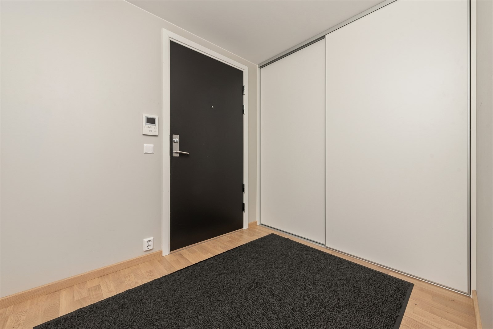 Du ønskes velkommen inn i en innbydende entré med en praktisk og romslig skyvedørsgarderobe, som gir god plass til yttertøy, sko og øvrig lagring. Velkommen inn! Galleribilde