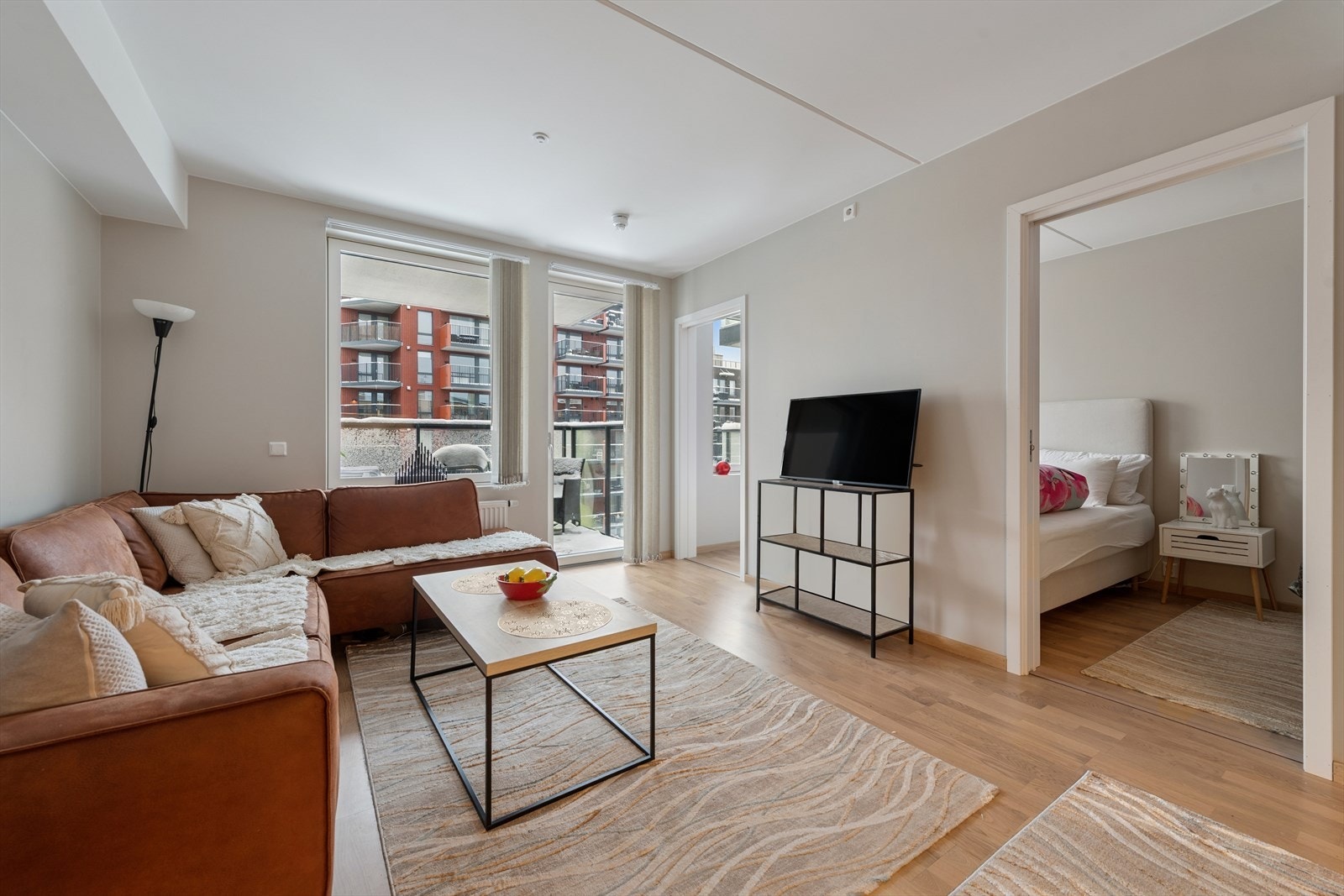 Stuen fremstår som koselig og innbydende, med en enkel og stilren innredning som gir rommet en åpen og luftig atmosfære. Galleribilde