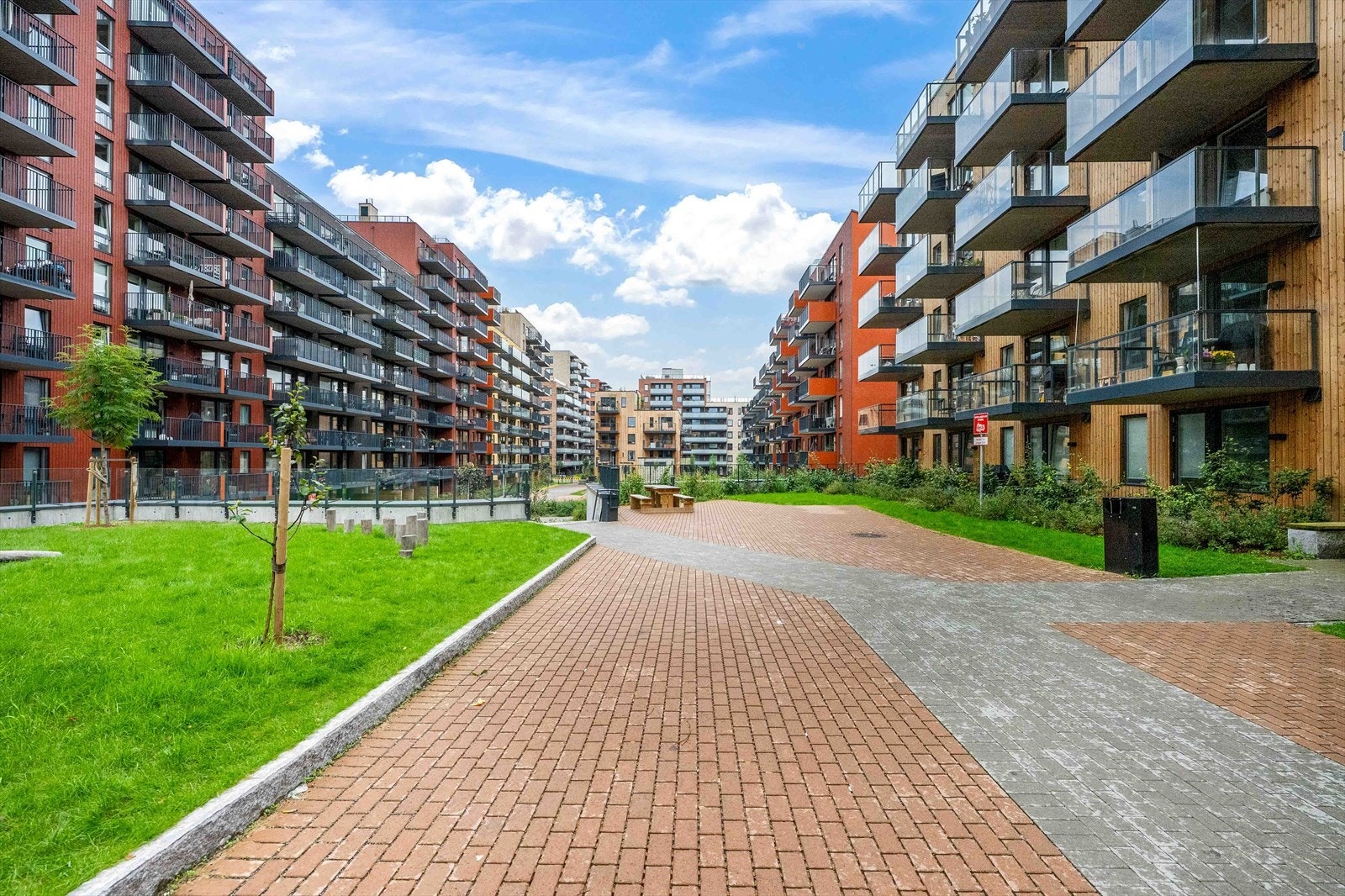 Attraktivt fellesområde med sitteplasser, lekeplasser og gode møteplasser. Galleribilde