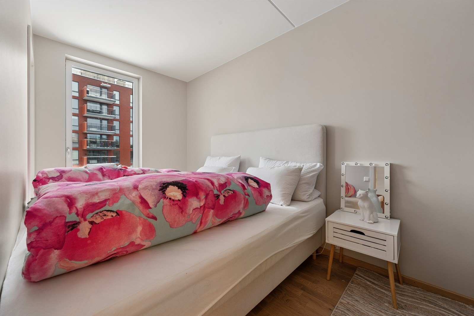 Leiligheten har et romslig soverom med adkomst fra stuen. Rommet har god plass til dobbeltseng med nattbord, og har praktiske garderobeløsninger. Galleribilde