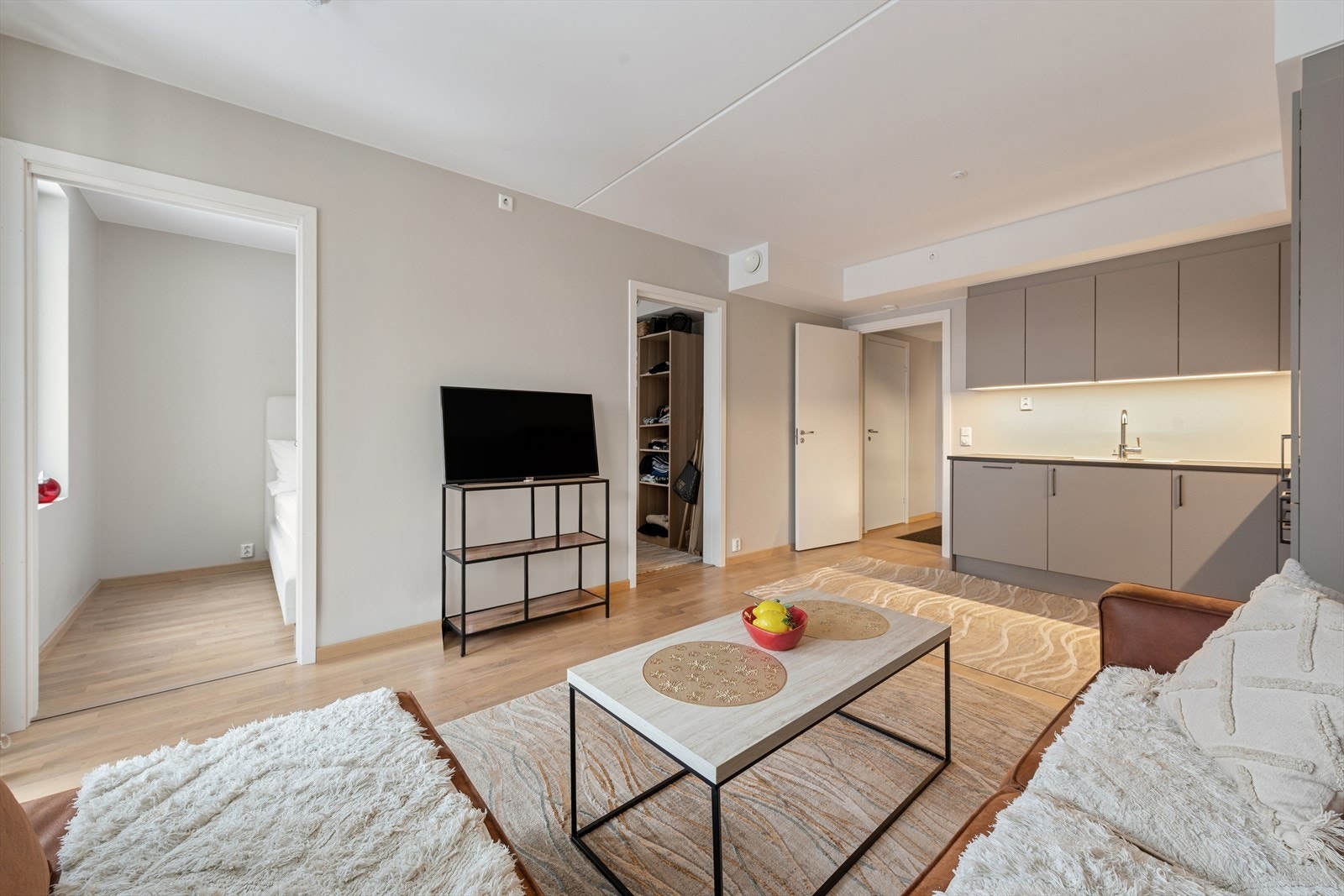 Den åpne planløsningen mot kjøkkenet gjør det enkelt å samle venner og familie, samtidig som den bidrar til en naturlig og funksjonell flyt i hverdagen. Galleribilde