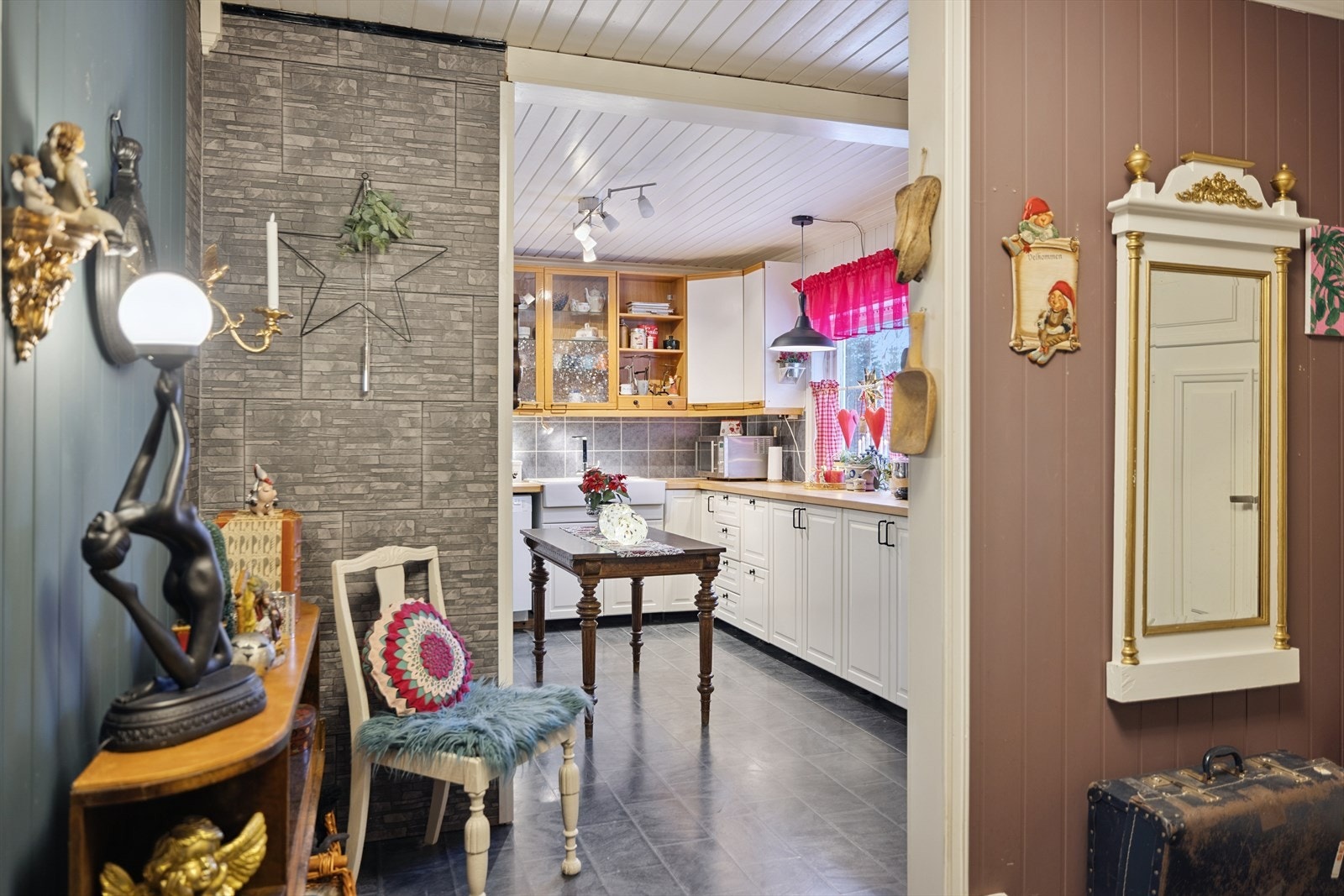 Den åpne løsningen fra gangen og inn mot kjøkkenet gir en god romfølelse. Galleribilde