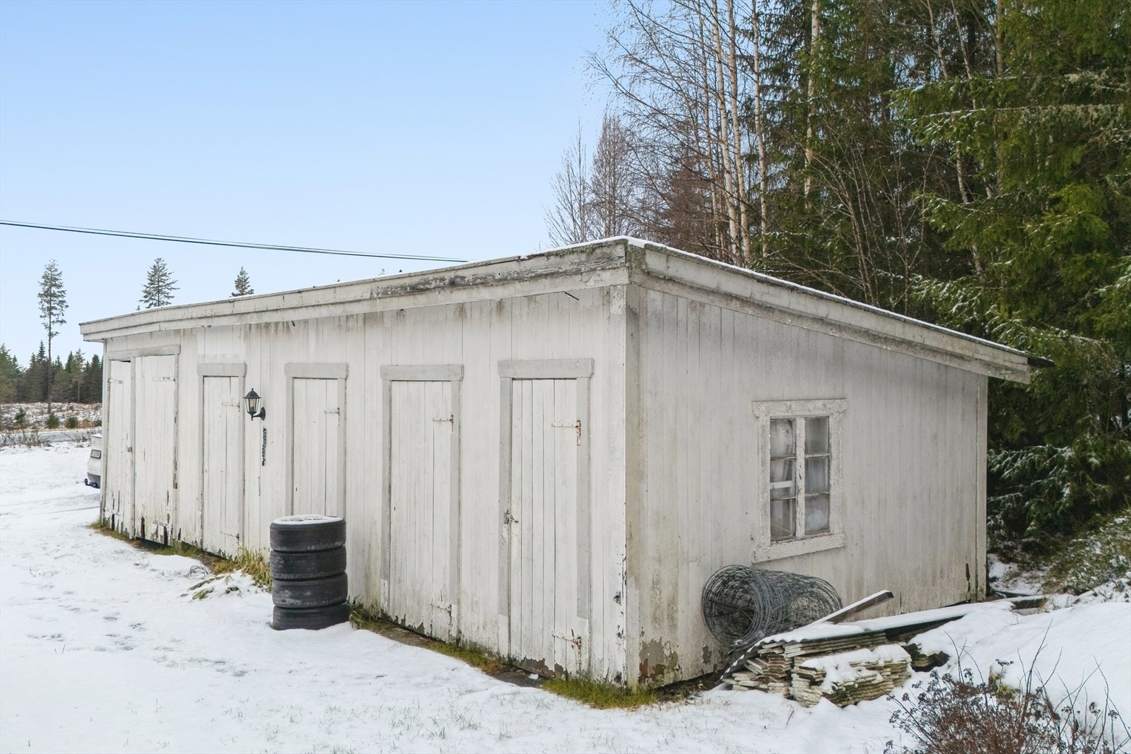 Garasjeanlegget og uthuset har et samlet bruksareal på 108 m², med god lagringsplass. Galleribilde