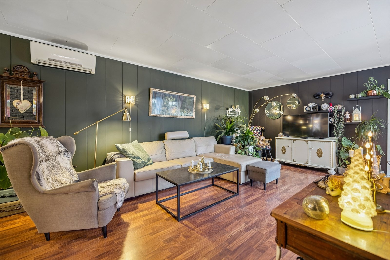 I tillegg til vedovn er stuen utstyrt med en luft-til-luft varmepumpe for effektiv oppvarming. Galleribilde