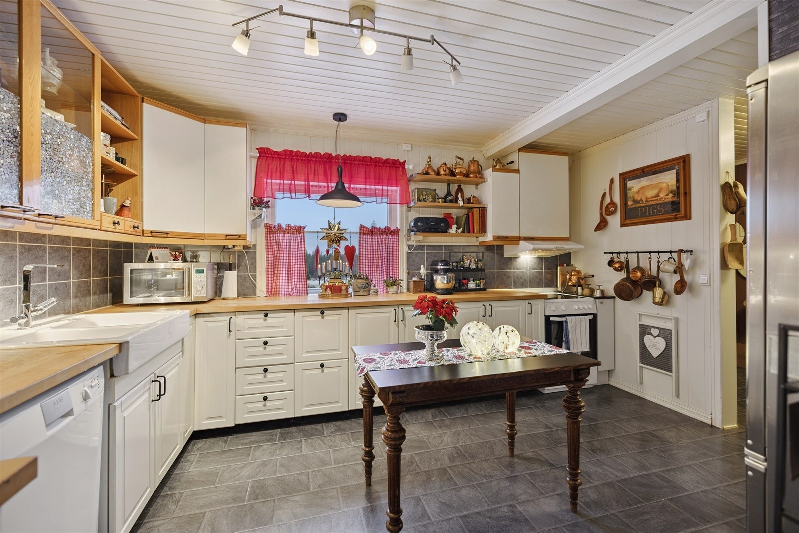 Kjøkkenet er utstyrt med en solid porselensvask og har åpne løsninger for hvitevarer. Galleribilde