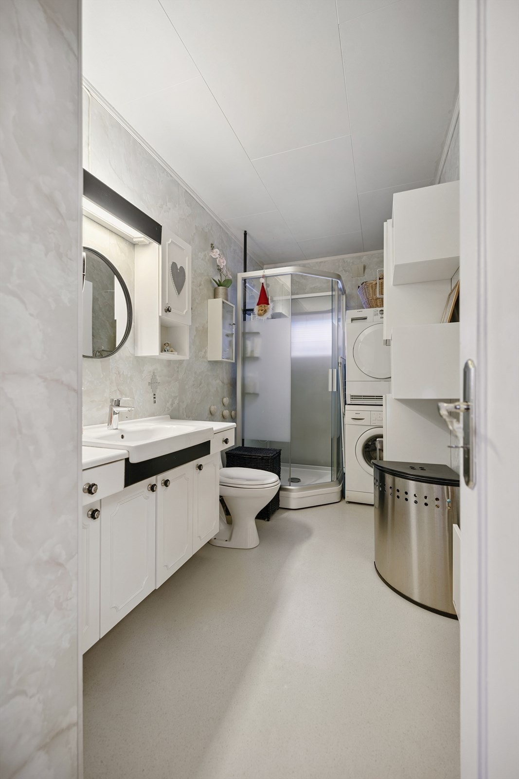 Badet er utstyrt med våtromsplater på veggene og belegg på gulvet. Galleribilde