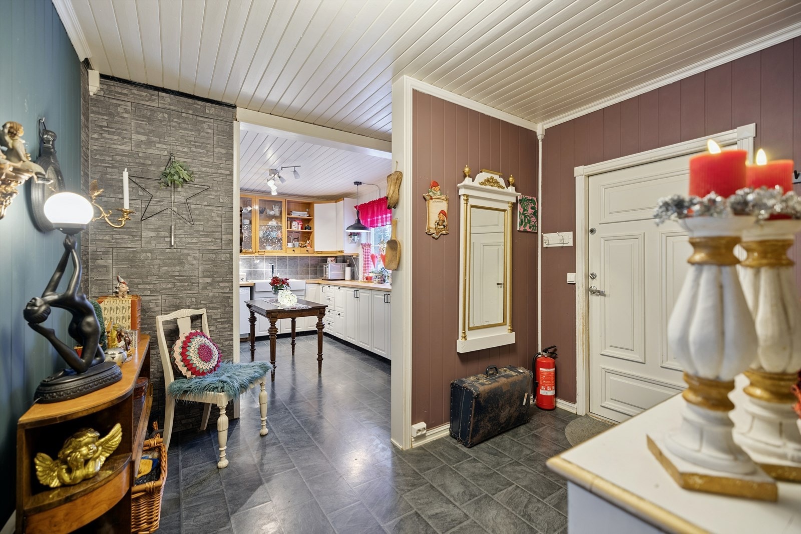 Entréen har laminat på gulvet og gir tilgang til boligens øvrige rom og trapp til kjelleren. Galleribilde