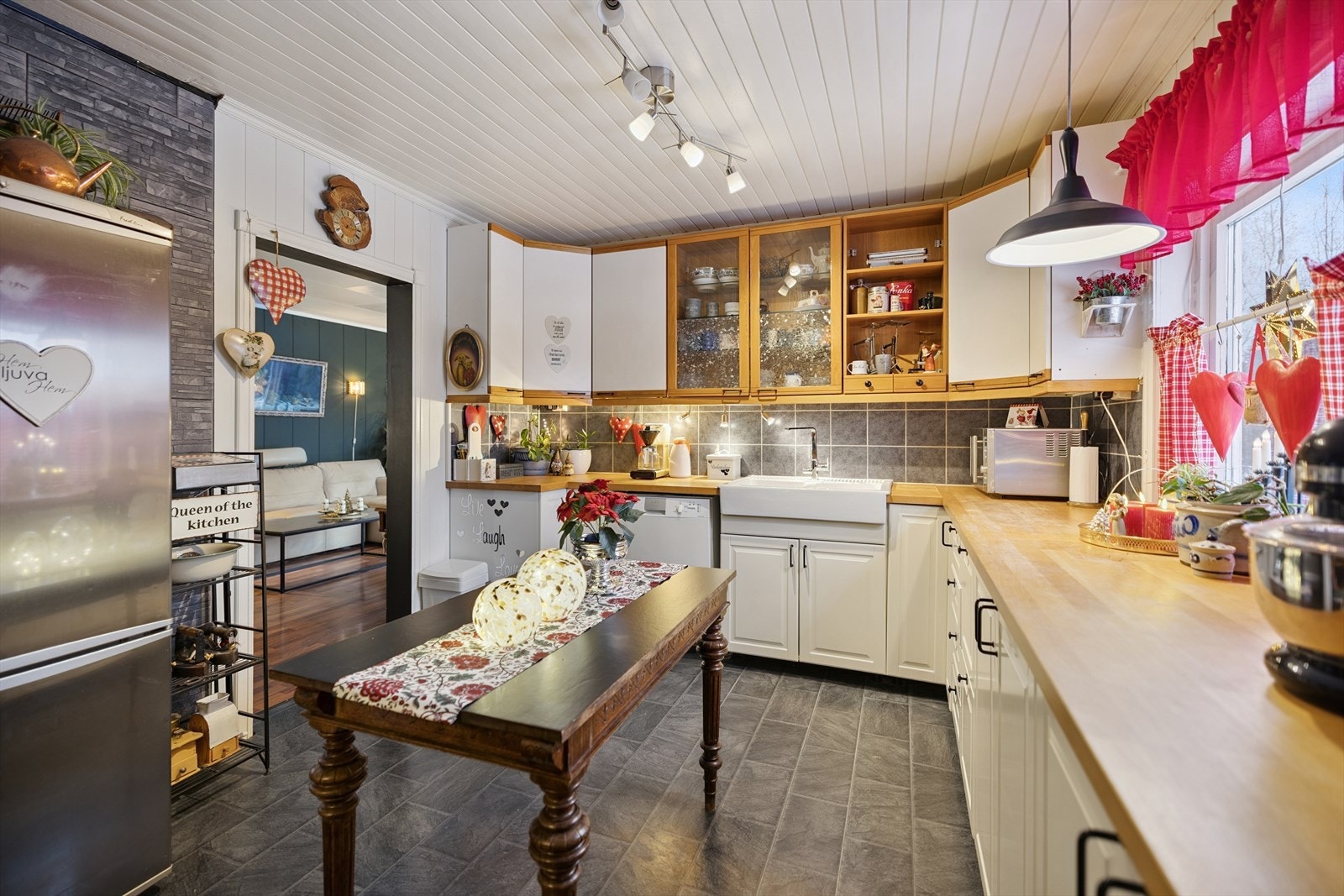 Innredningen har heltre benkeplater som gir rikelig med arbeidsflate. Galleribilde