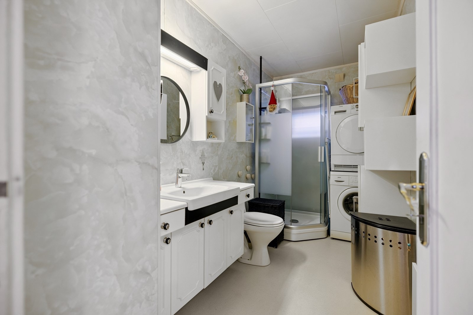 Baderomsinnredningen med heldekkende servant gir god oppbevaringsplass. Galleribilde