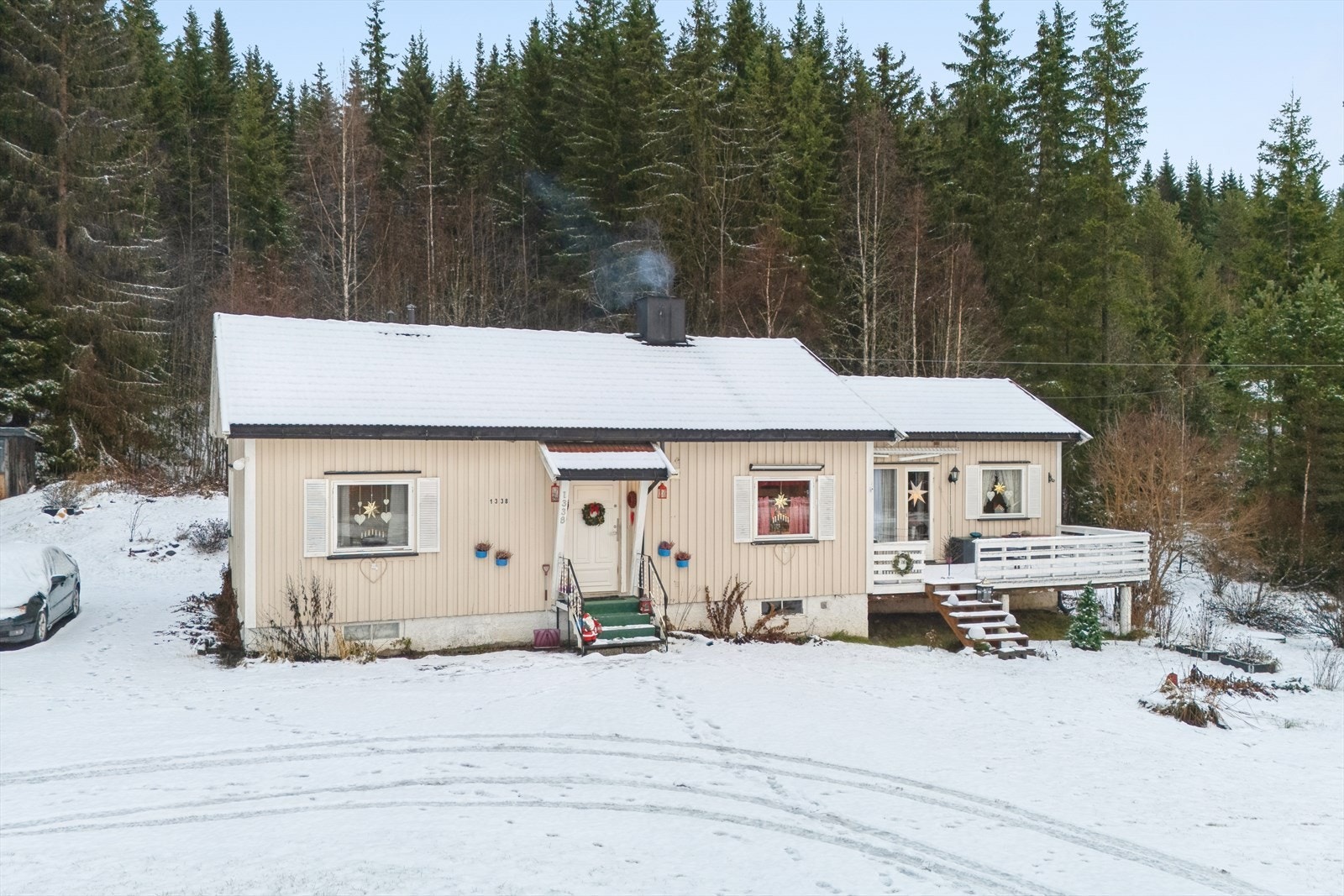 Boligen ble opprinnelig bygget i 1960, med et tilbygg fra 1976 som utvidet stuen. Galleribilde