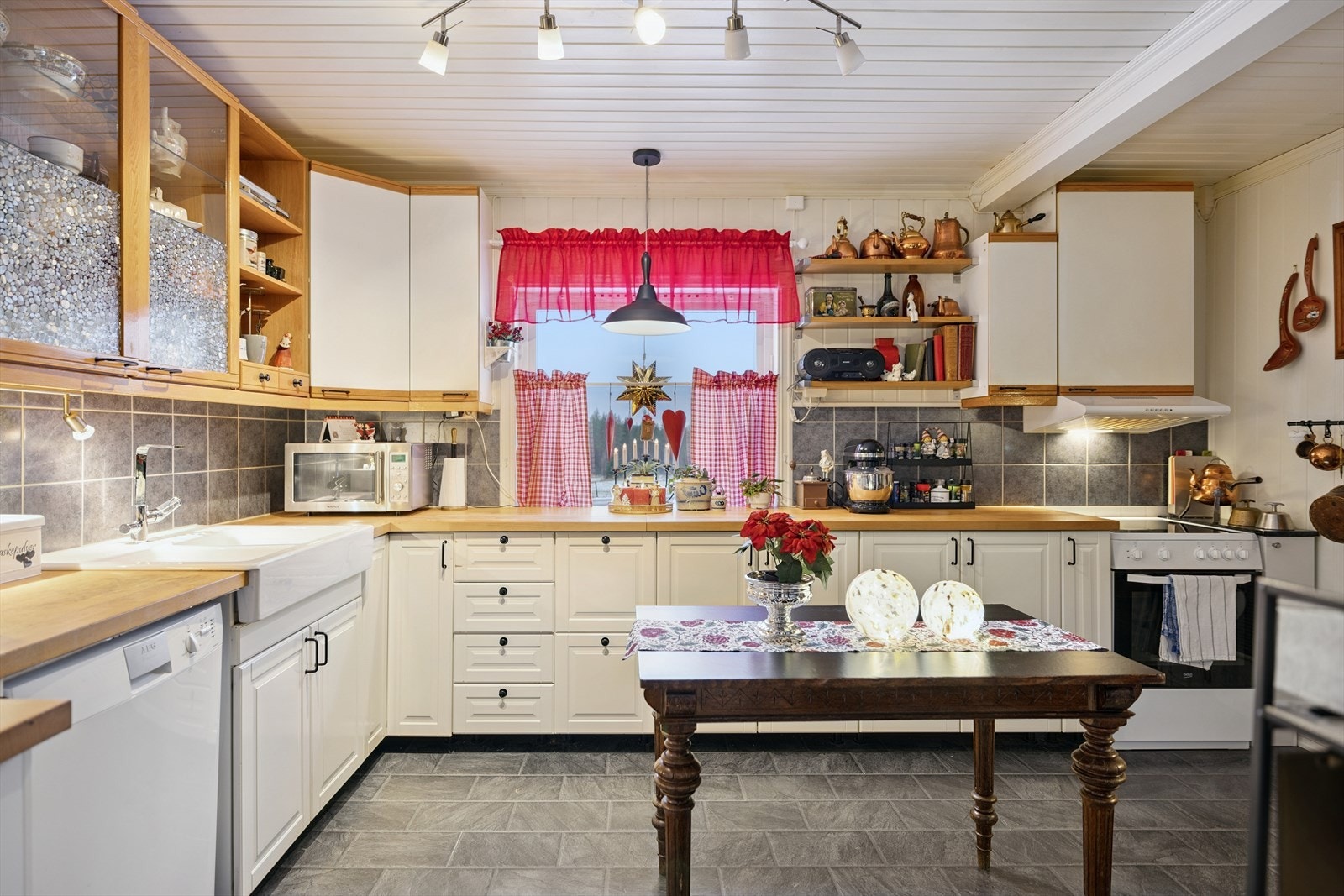 En ventilator over komfyrplassen sørger for avtrekk via yttervegg. Galleribilde