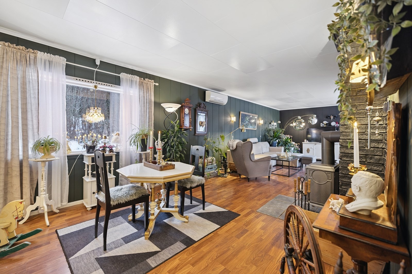 Stuen og spisestuen har en åpen løsning Galleribilde