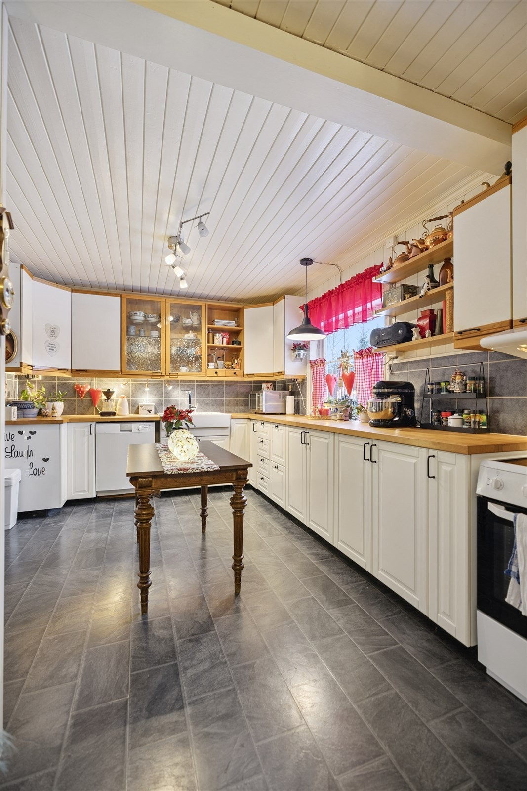 Kjøkkenet har en landlig stil med benkeskap fra 2020 og god plass til spisebord. Galleribilde