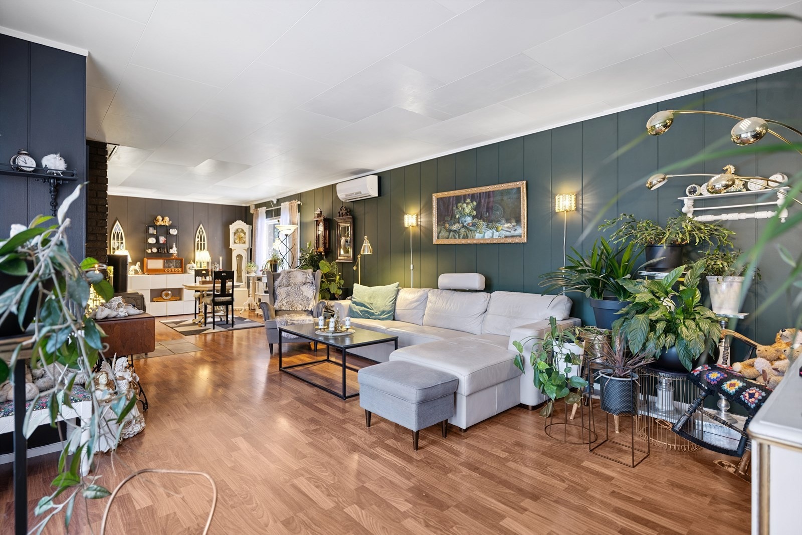 Fra stuen er det direkte utgang til en sydvestvendt terrasse på 17 m². Galleribilde