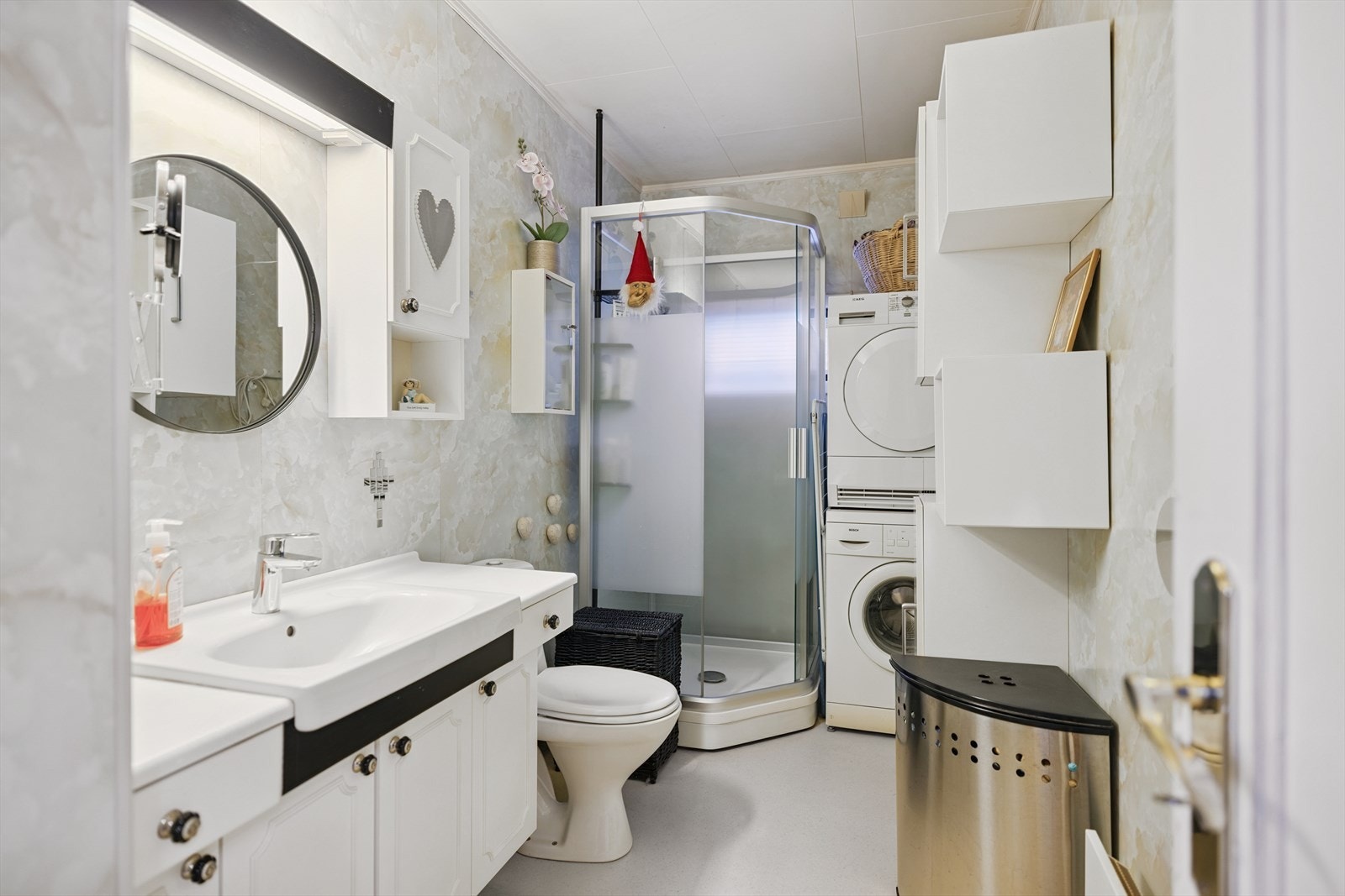 Her er det et dusjkabinett fra 2020 og praktisk opplegg for vaskemaskin og tørketrommel. Galleribilde