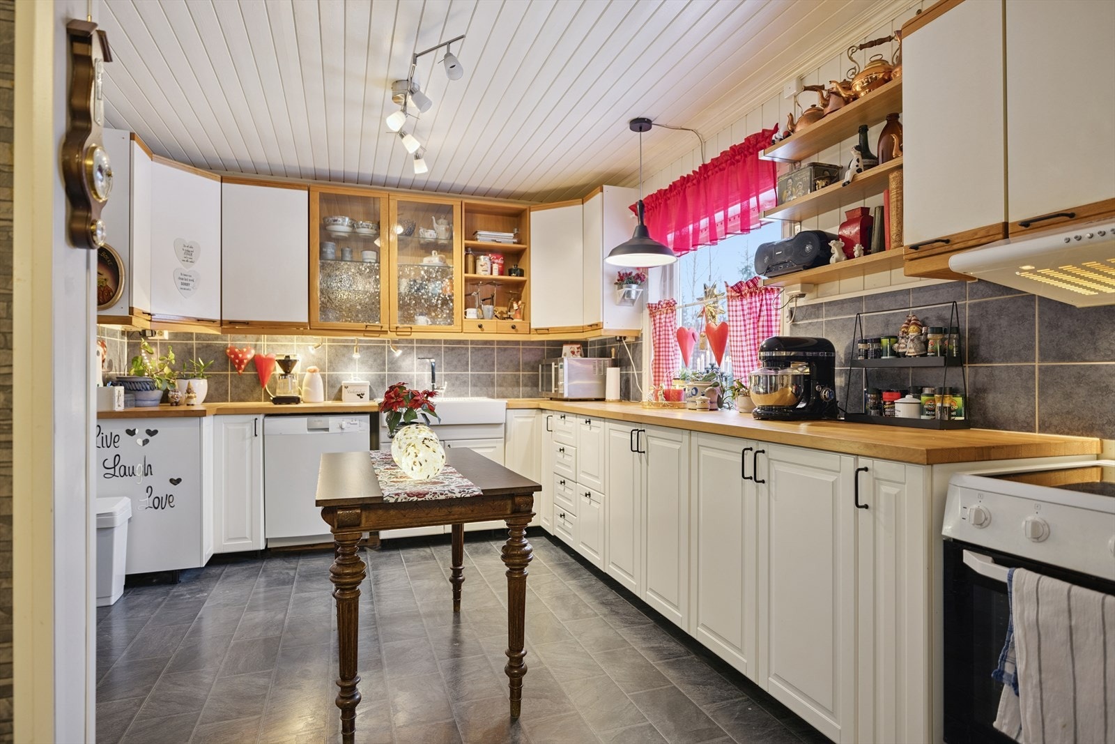 Det er lagt fliser på veggen over benkeplaten for enkelt renhold. Galleribilde