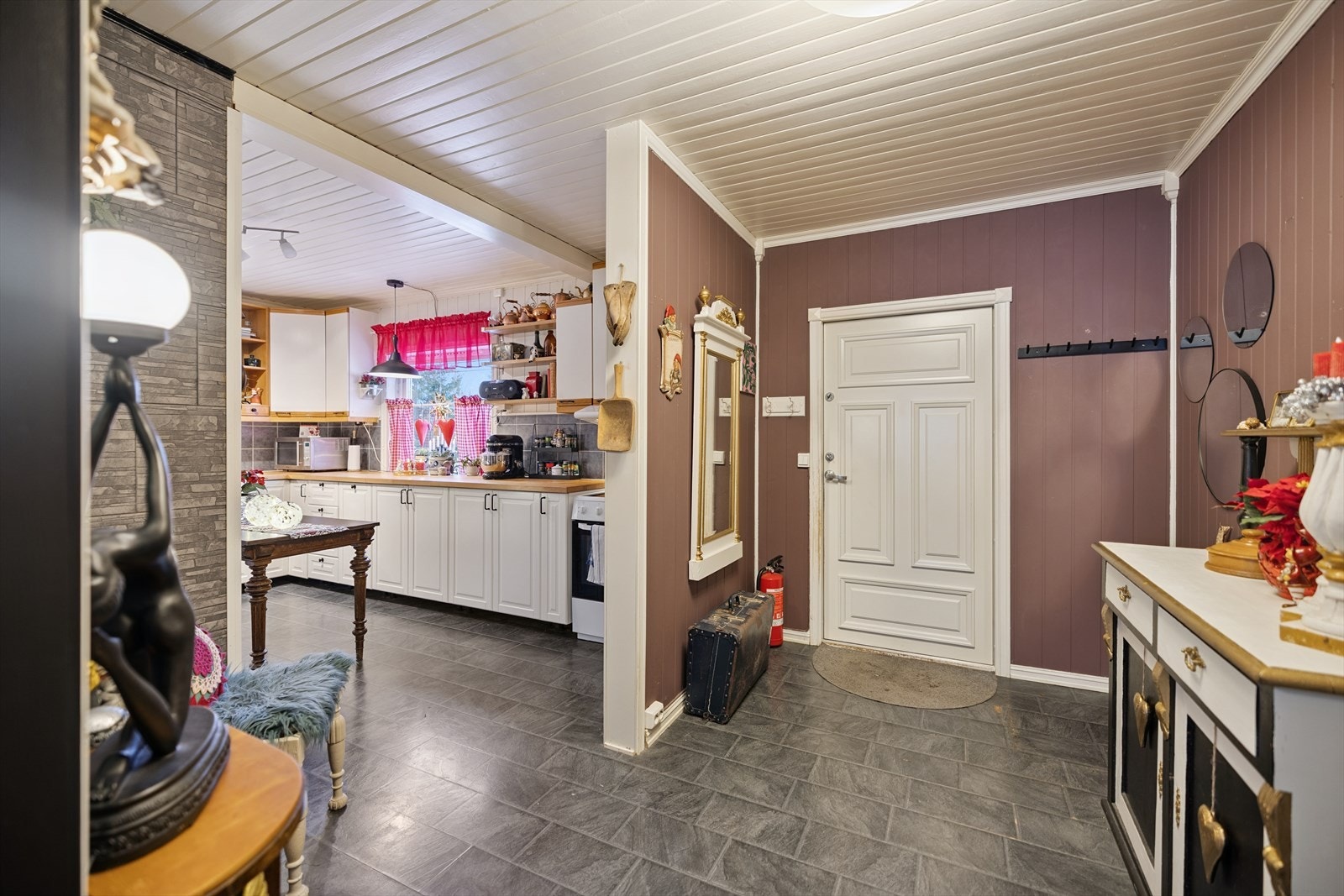 Velkommen inn. Ytterdøren er en profilert heltre dør fra 2020. Galleribilde