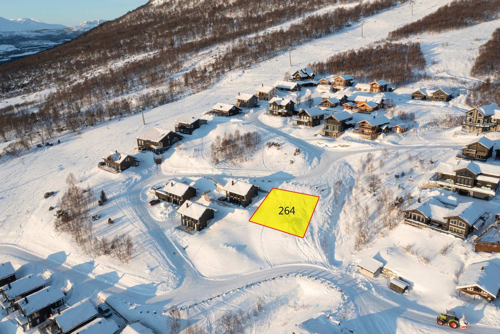 Enkel adkomst til eiendommen. Brøyting, strøing og vedlikehold gjennomføres av velforeningen. Galleribilde
