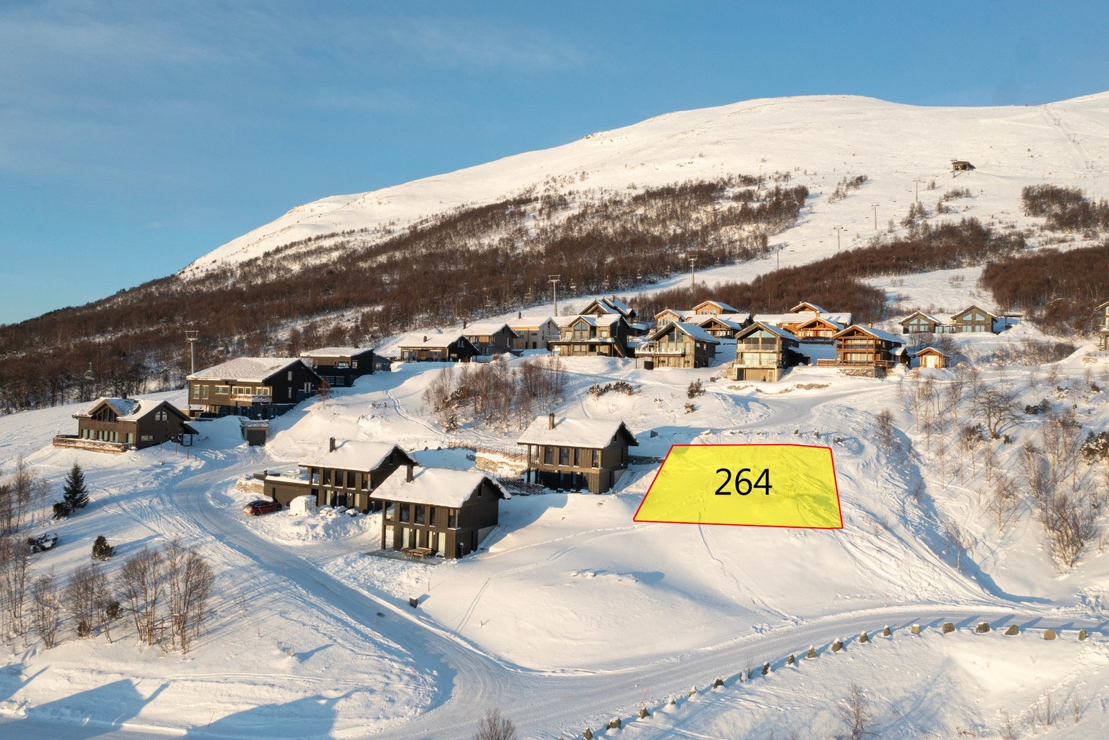 Tomten har en lekker beliggenhet midt Vangslia. Galleribilde