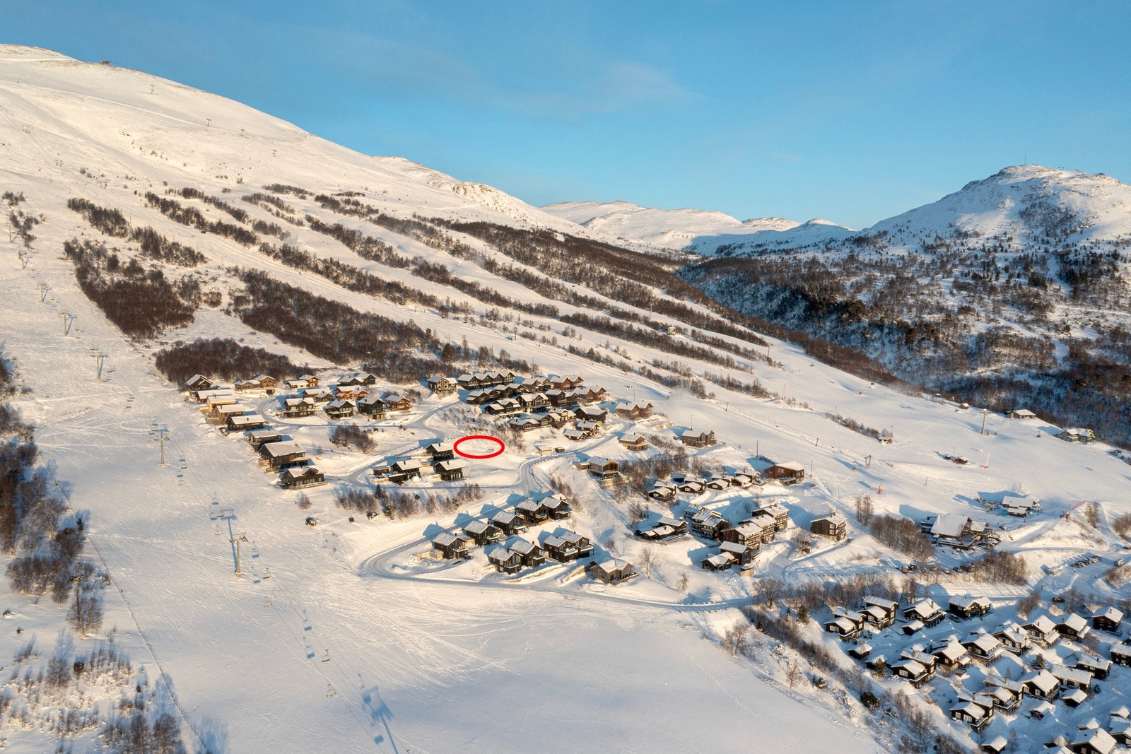 Det er ca. 3 km inn til Oppdal sentrum, hvor man finner en rekke servicefasiliteter. Galleribilde