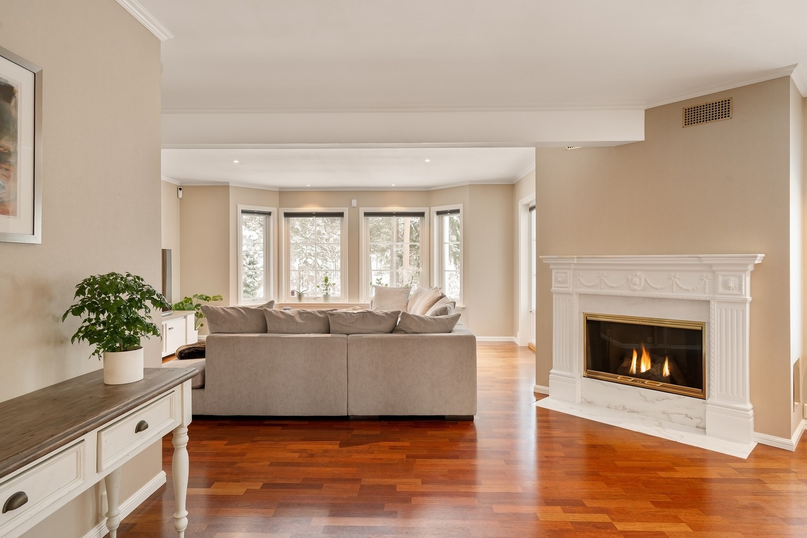 Boligen har en gjennomtenkt planløsning med en naturlig flyt mellom dagligstuen, spisestuen og kjøkkenet. Galleribilde