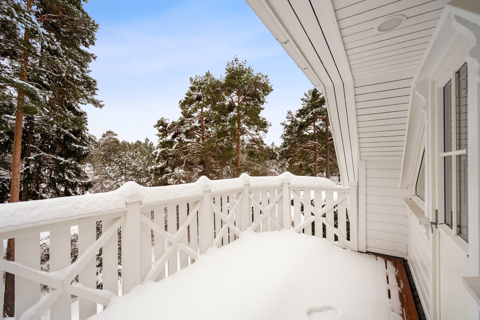Fra loftstuen er det utgang til denne hyggelige balkongen. Galleribilde