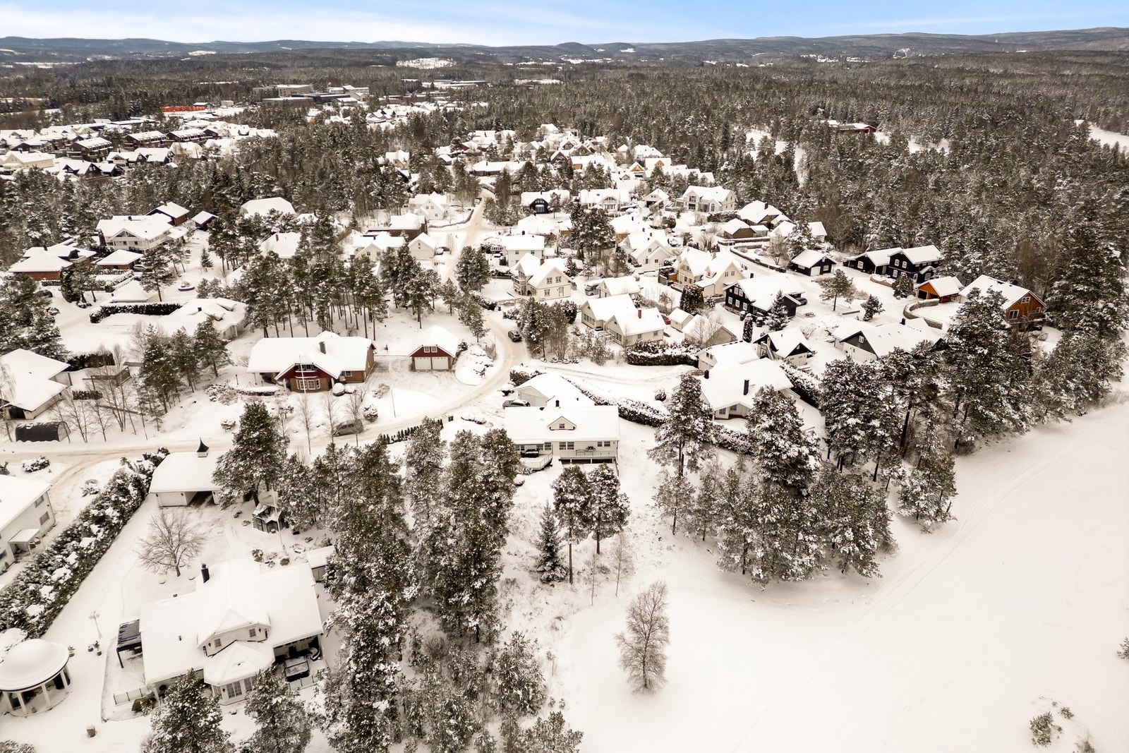 Her bor du med umiddelbar nærhet til vakre skogsområder, Skjeberg golfklubb og Isesjøen. Galleribilde